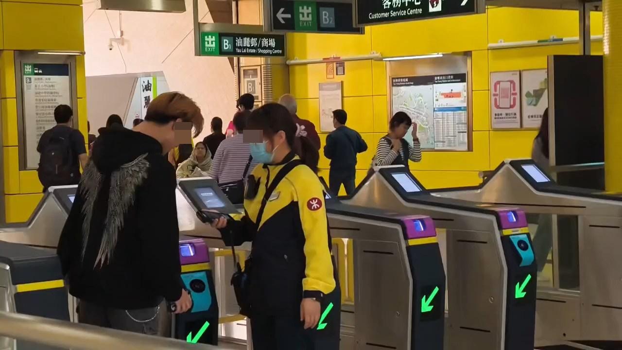 青年走到閘機拍卡想出閘時，女職員要求他出示車票。（Threads@d363d364）