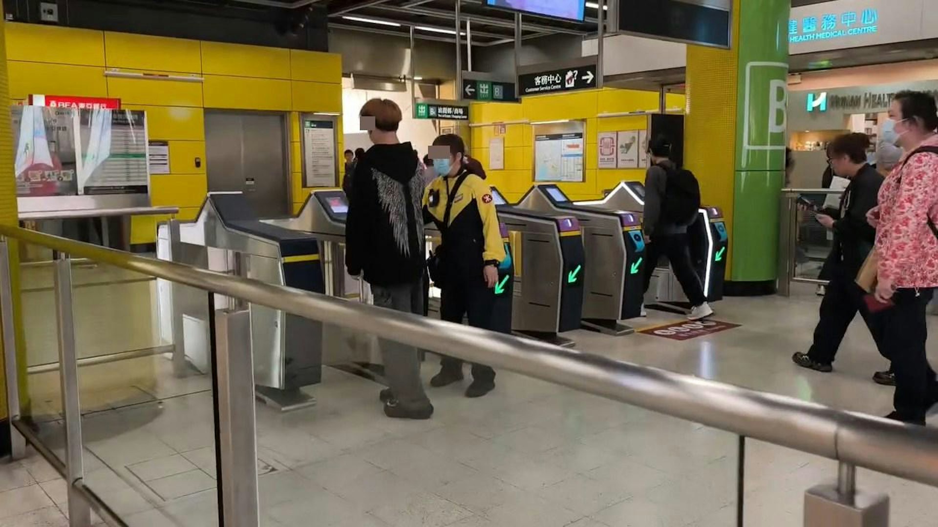 男生聞言回應「咩啊?」後想再出閘,被女職員伸手阻擋。(Threads@d363d364)