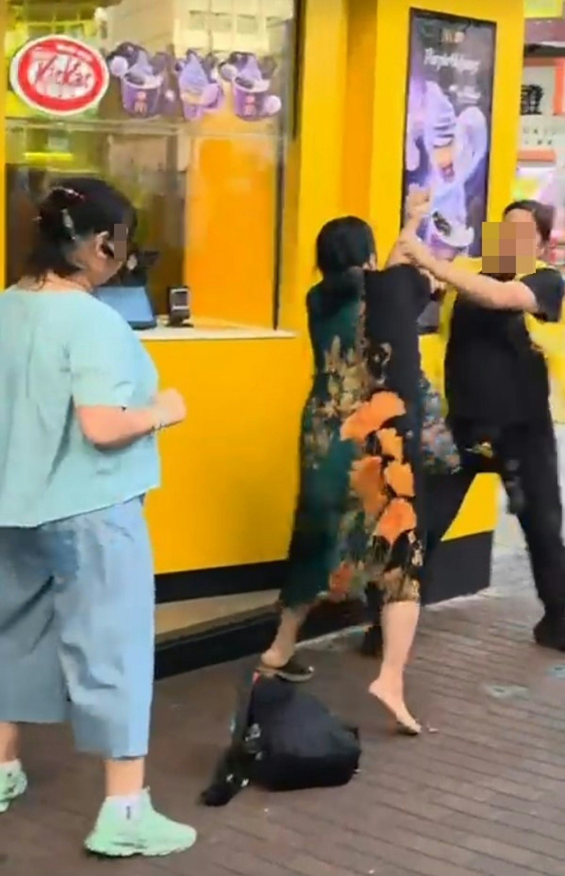 兩人大打出手。(okkelvin/threads影片截圖)