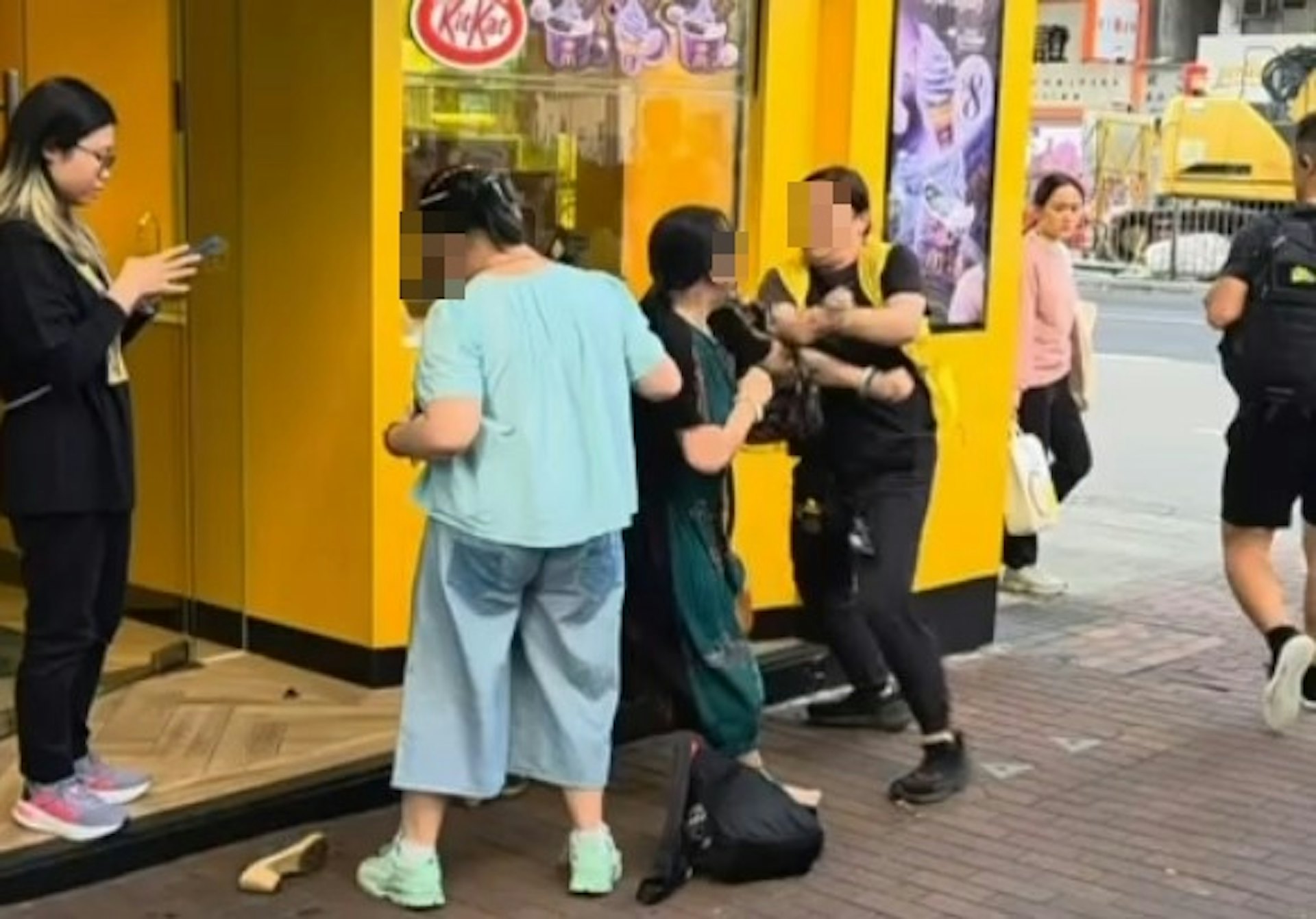 兩人大打出手。(okkelvin/threads影片截圖)