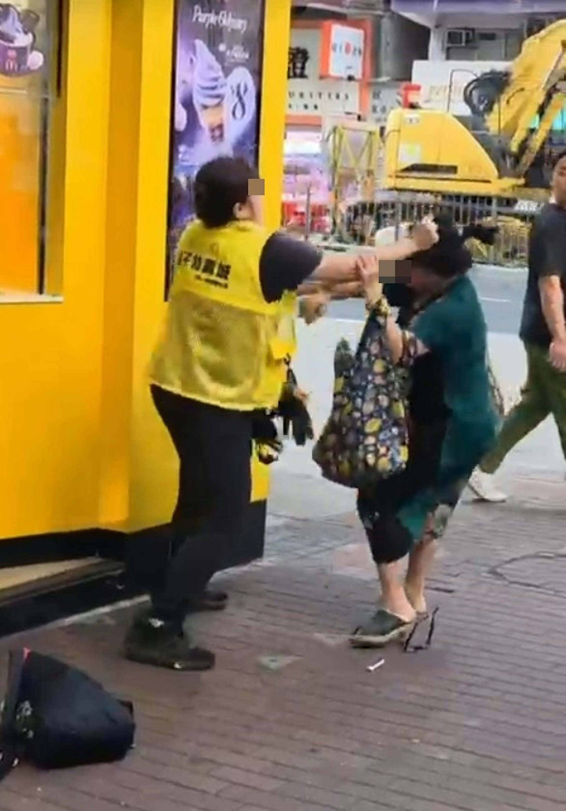 連身裙女子被扯髮。(okkelvin/threads影片截圖)