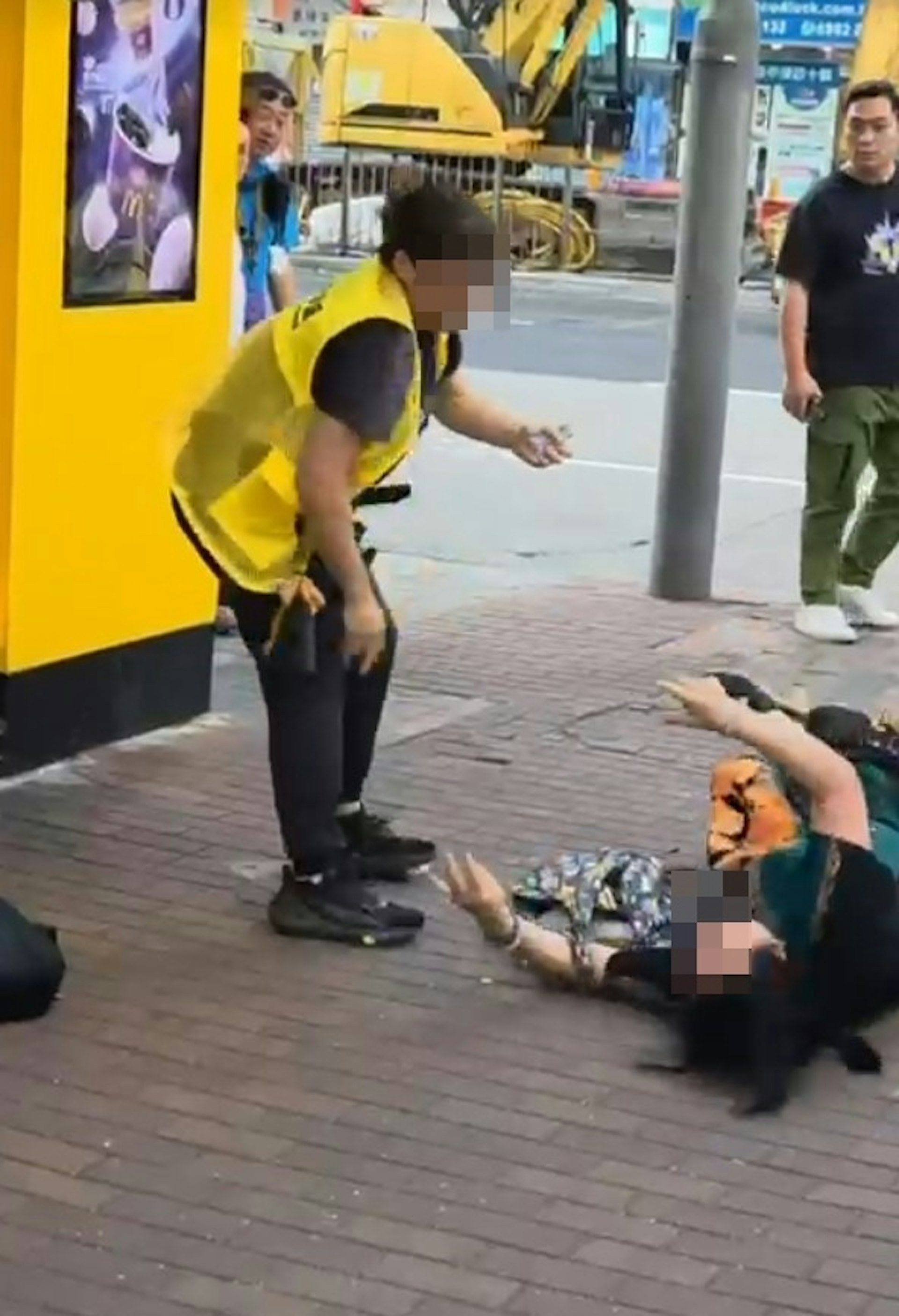 連身裙女子倒地。(okkelvin/threads影片截圖)