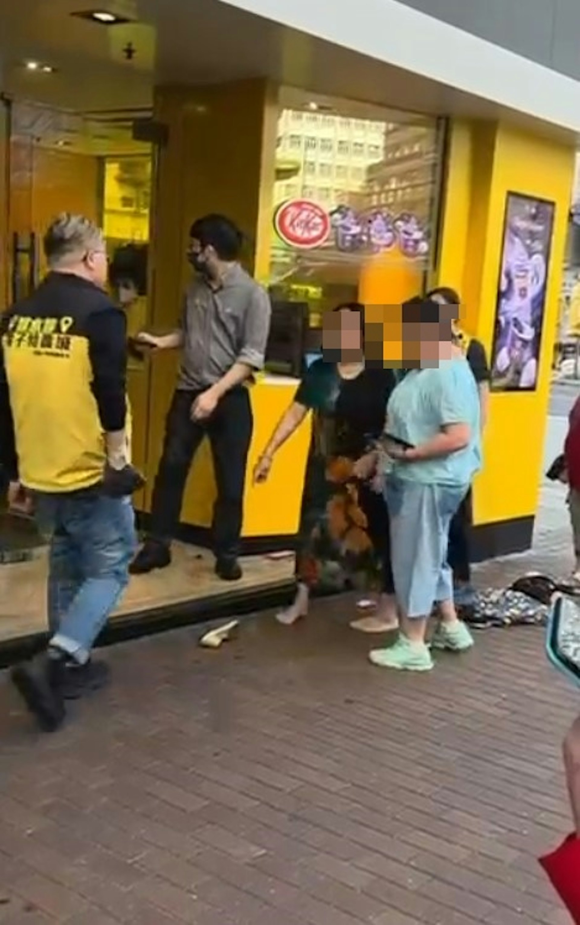 特賣城同事到場了解。(okkelvin/threads影片截圖)