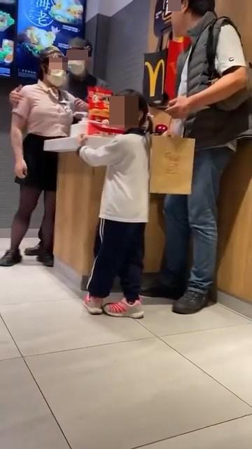 阿叔狂罵麥當勞女員工，並逼迫對方道歉。（Facebook影片截圖）