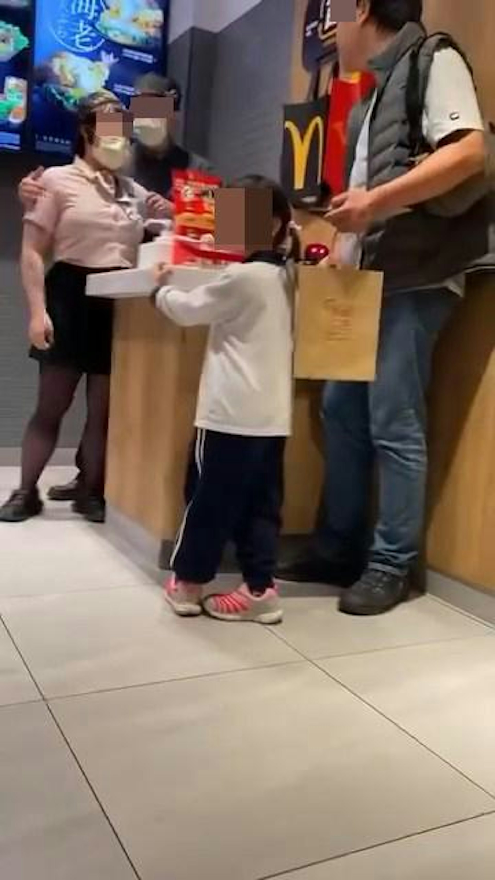 阿叔狂罵麥當勞女員工,並逼迫對方道歉。(Facebook影片截圖)