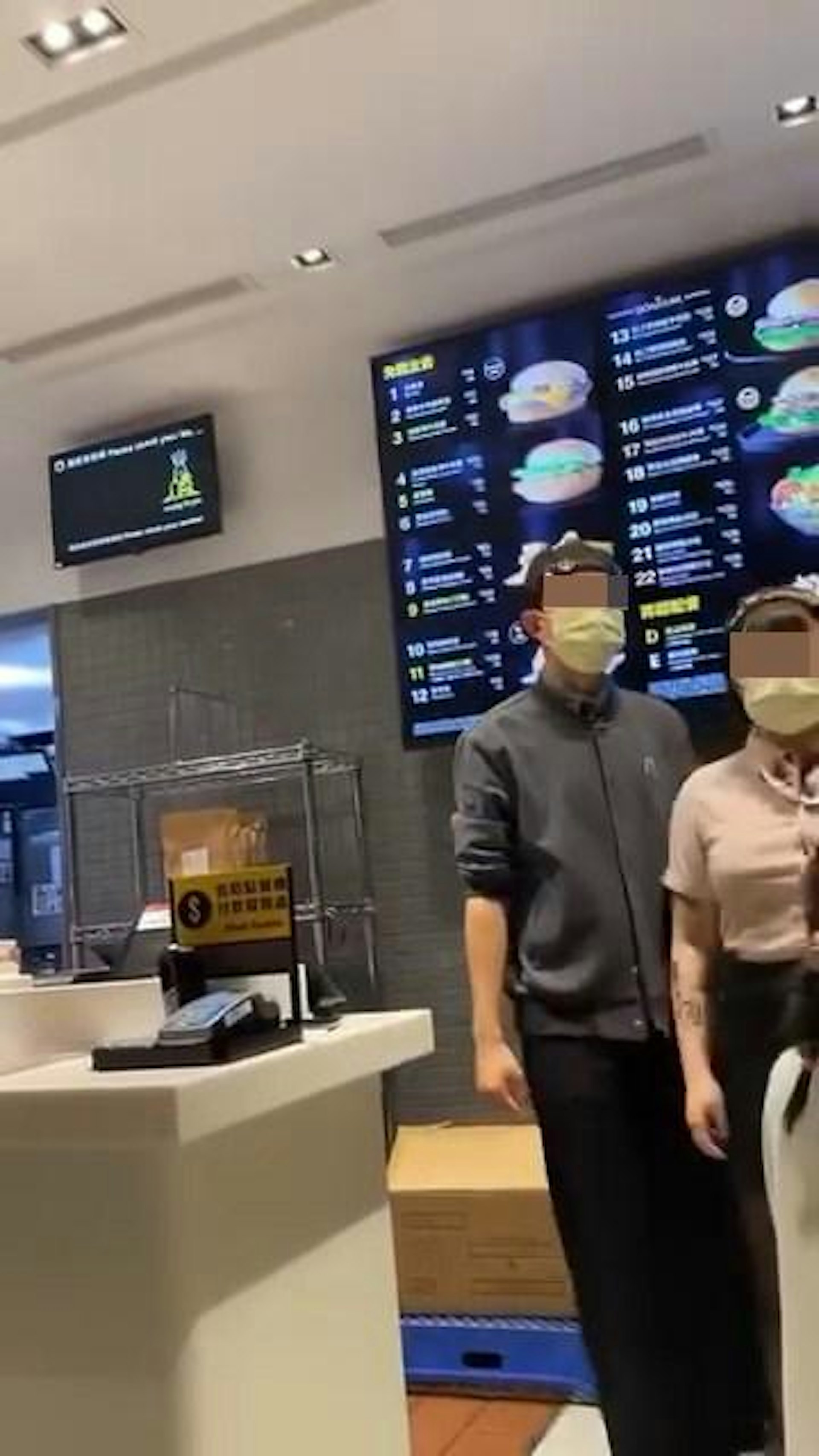 店長現身,大叔向店長投訴。(Facebook影片截圖)