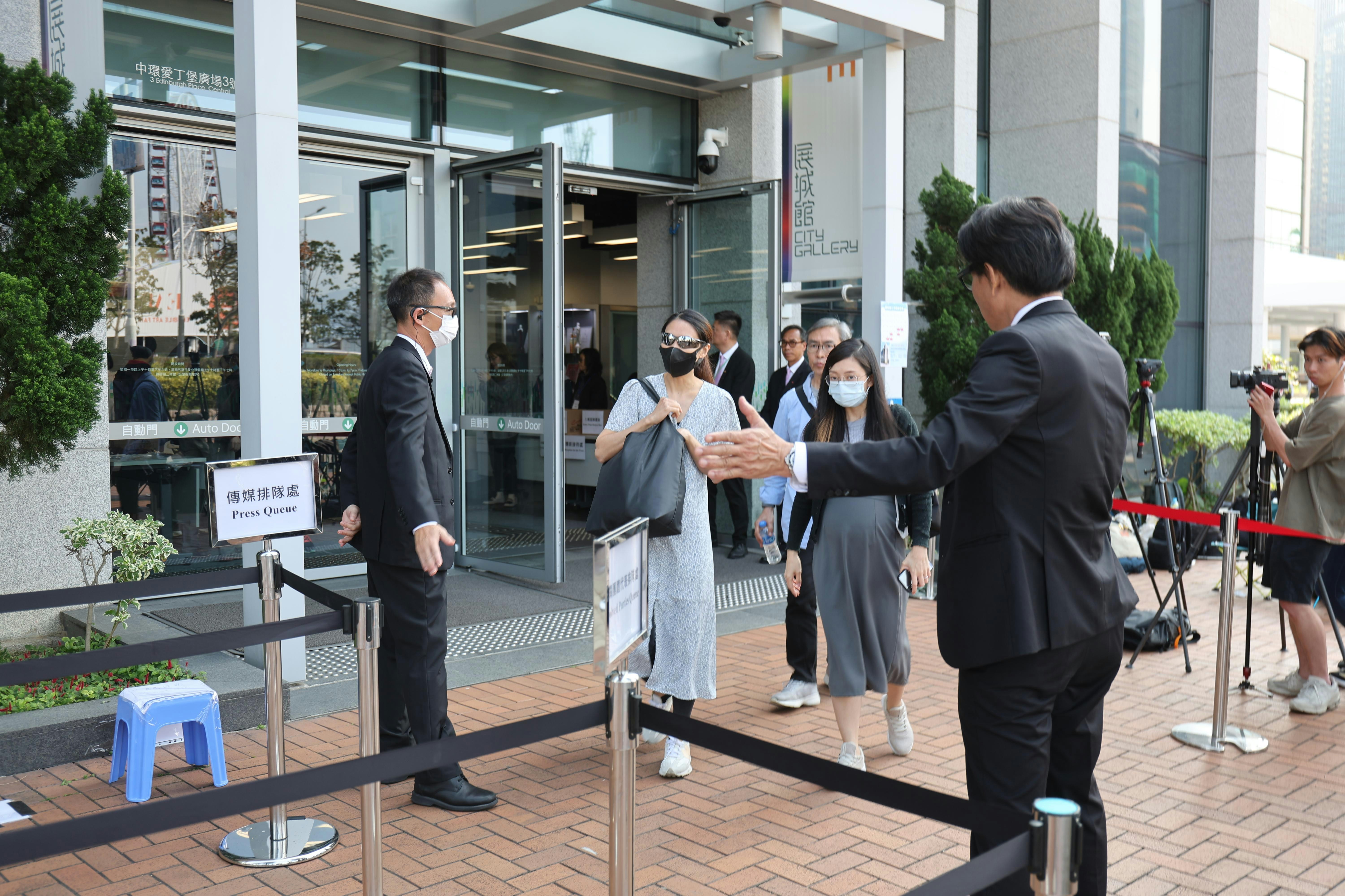 大埔宏福苑火災獨立委員會今日（19日）舉行首場聽證會，不少居民出席。（梁偉權攝）