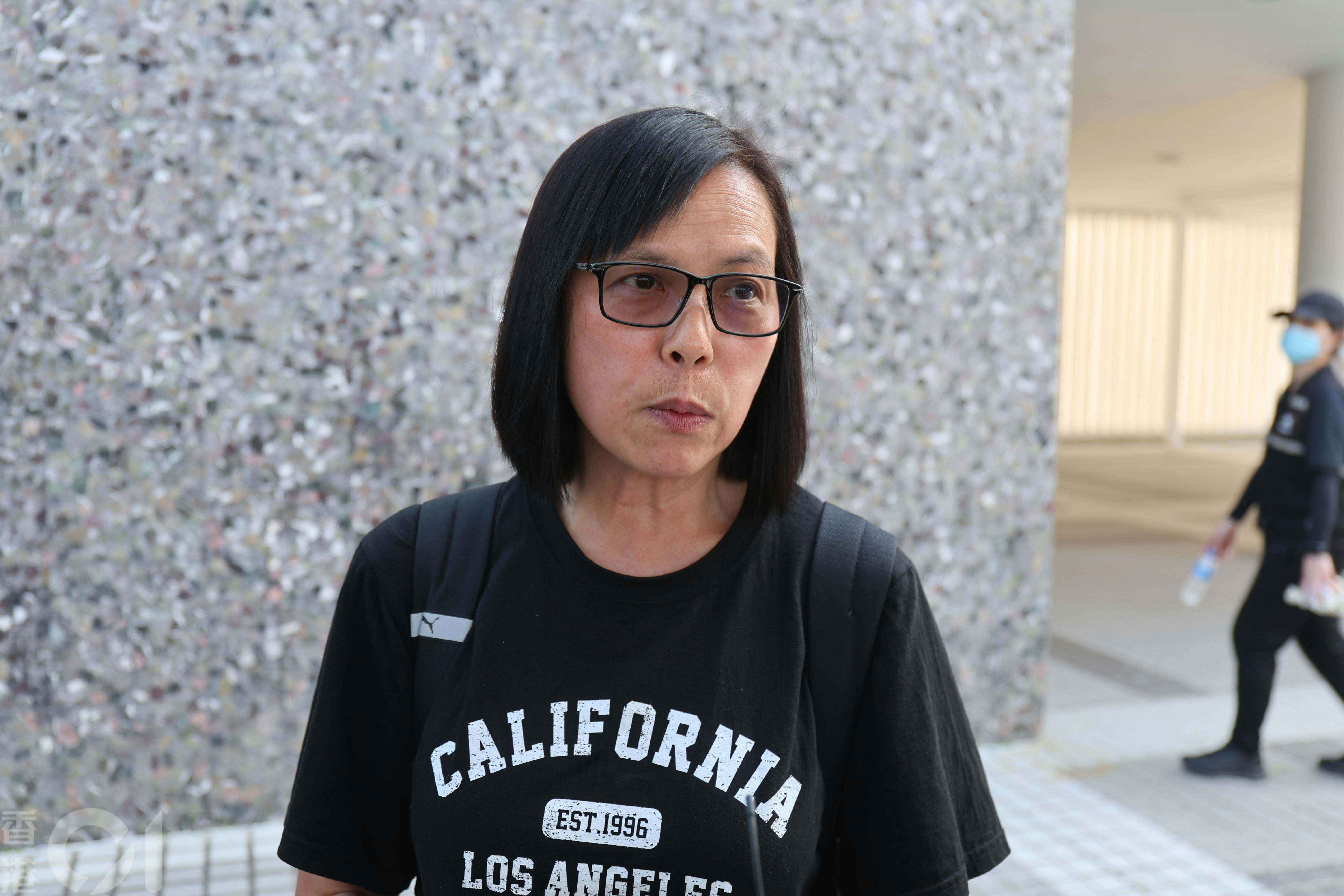 宏盛閣居民何小姐批評承建商及市建局需負很大責任。(梁偉權攝) 宏盛閣居民何小姐批評承建商及市建局需負很大責任。(梁偉權攝)