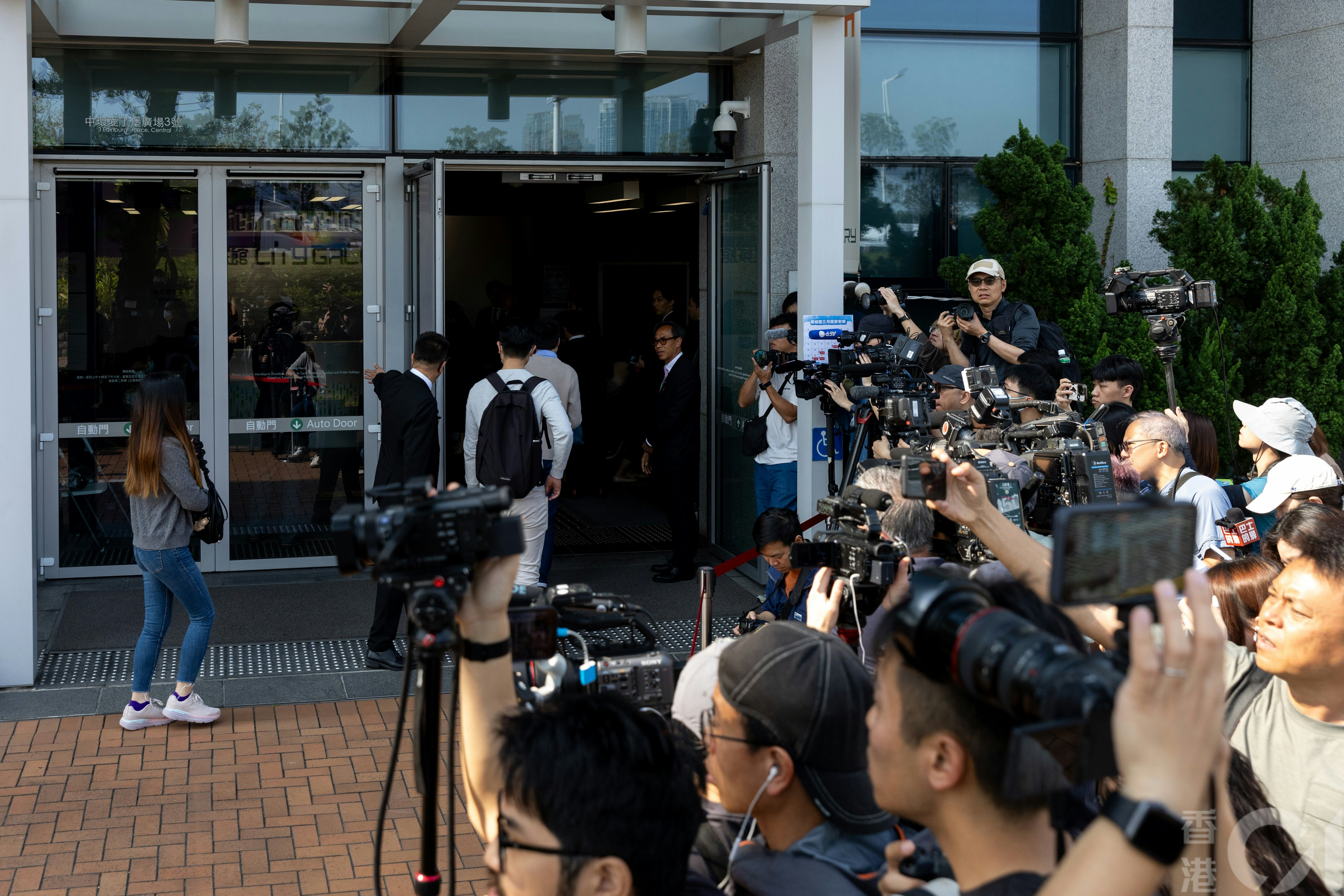 大埔宏福苑火災獨立委員會2026年3月19日舉行首輪聽證會，災民及各方團體代表一早到達中環展城館，入場聆聽。（夏家朗攝）