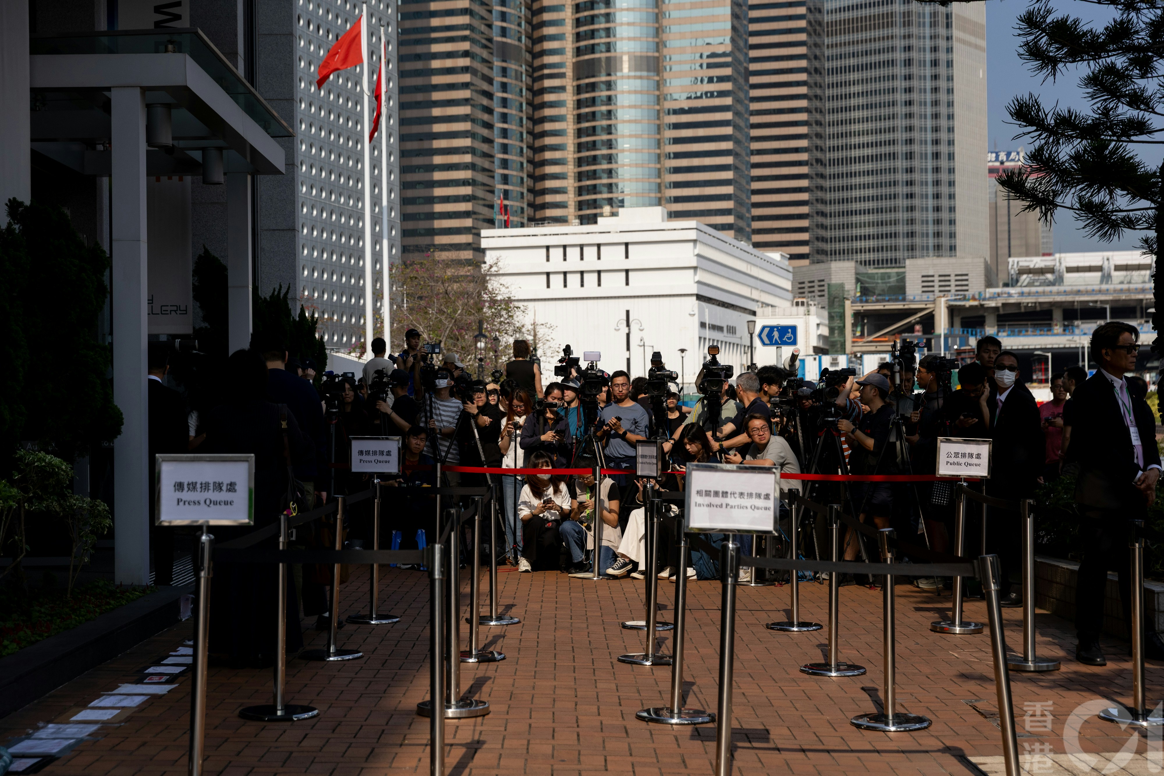 大埔宏福苑火災獨立委員會2026年3月19日舉行首輪聽證會，災民及各方團體代表一早到達中環展城館，入場聆聽。（夏家朗攝）