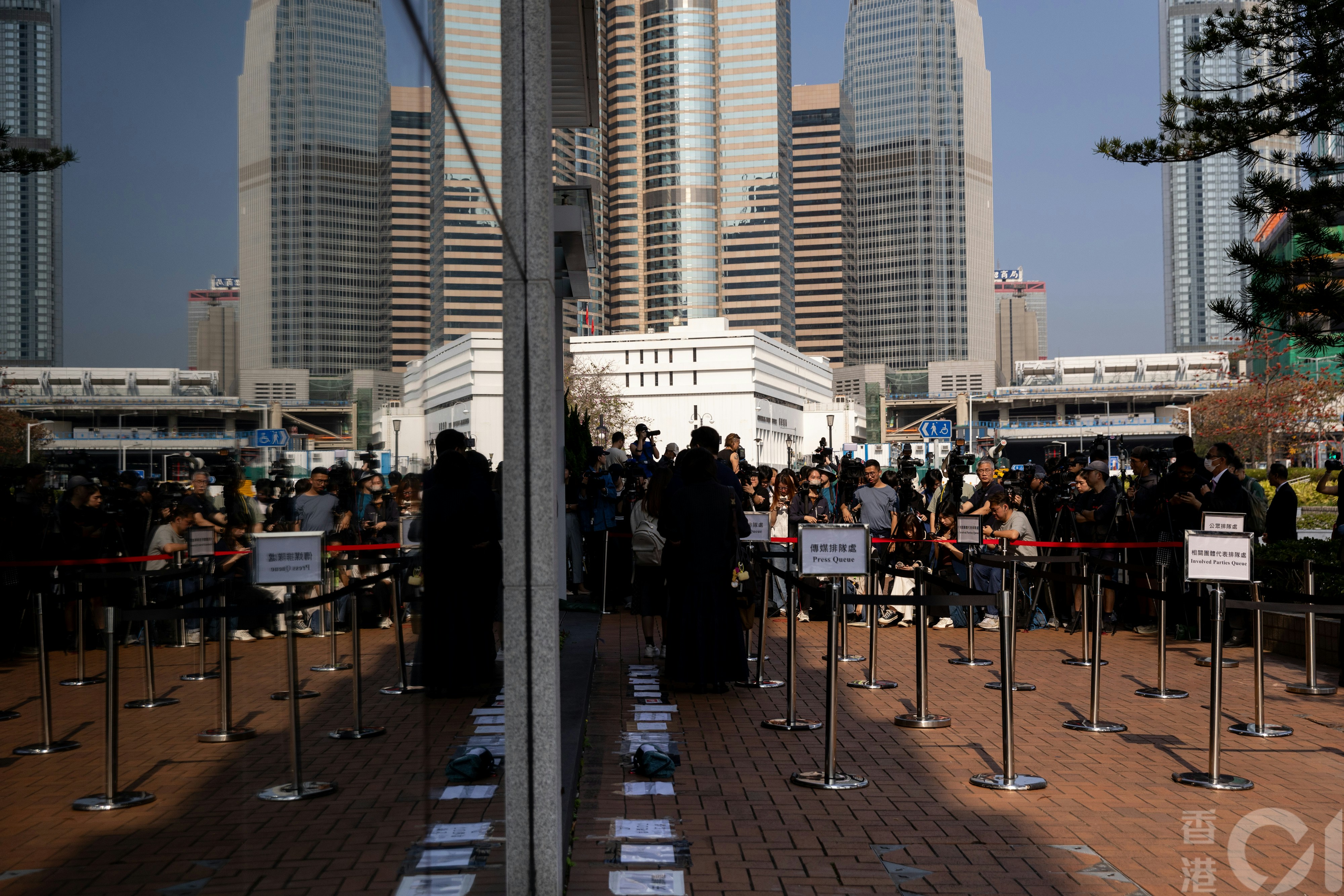 大埔宏福苑火災獨立委員會2026年3月19日舉行首輪聽證會,災民及各方團體代表一早到達中環展城館,入場聆聽。(夏家朗攝) 大埔宏福苑火災獨立委員會2026年3月19日舉行首輪聽證會,災民及各方團體代表一早到達中環展城館,入場聆聽。(夏家朗攝)
