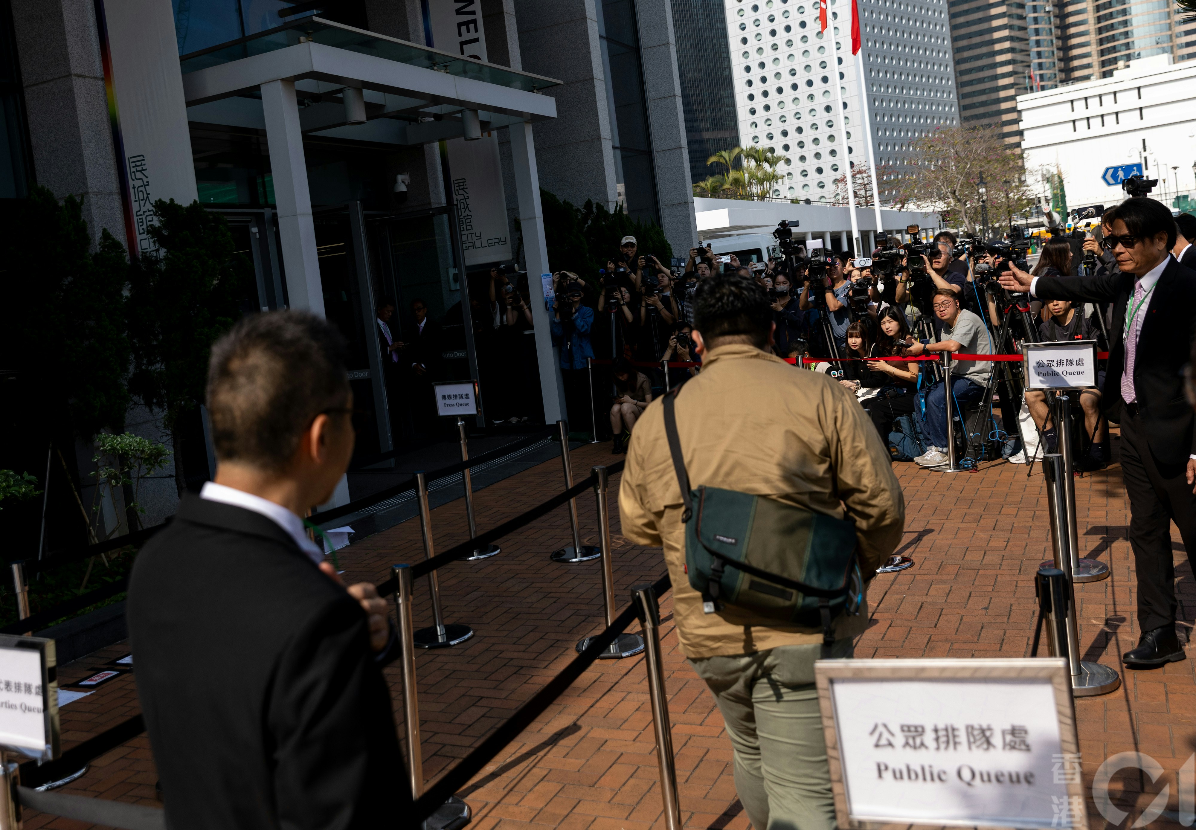 大埔宏福苑火災獨立委員會2026年3月19日在中環展城館舉行首輪聽證會，一早有大批災民、公眾人士及傳媒等候入場。（夏家朗攝）