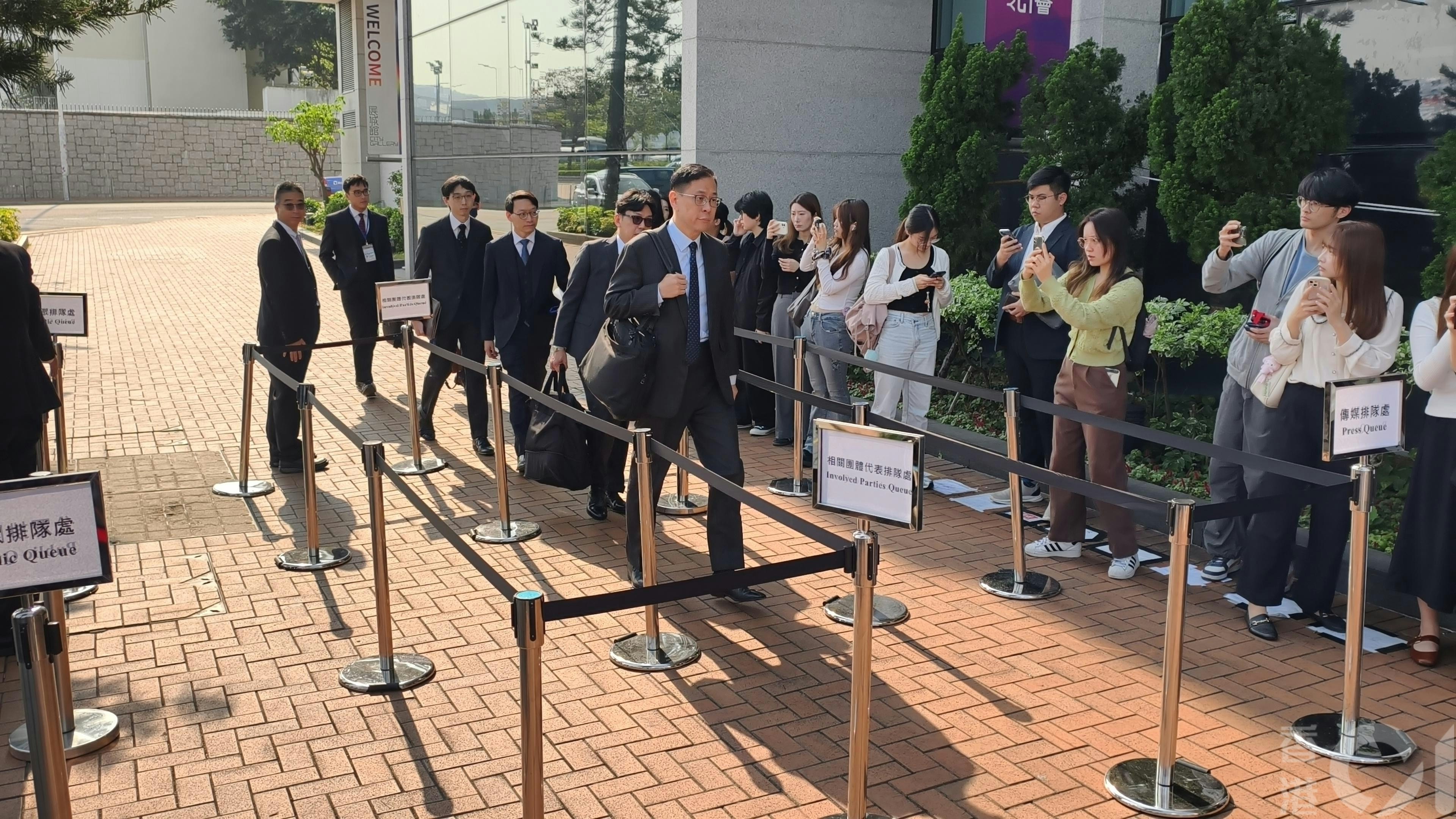 大埔宏福苑火災獨立委員會2026年3月19日在中環展城館舉行首輪聽證會。代表獨立委員會的資深大律師杜淦堃（前一）與法律團隊到場。（黃學潤攝）