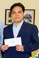 房屋局獨立審查組（ICU）高級屋宇保養測量師古小平，在大火一個月前到場巡查並監察棚網阻燃測試，圖片為古小平在2018年獲擢升為高級屋宇保養測量師。（房委會網頁）