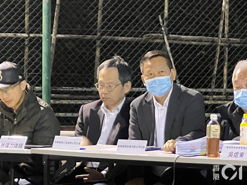 大埔宏福苑大火後，大廈維修承建商宏業建築工程公司被捕董事侯華建（右二戴口罩者）在去年12月22日首度現身開腔談及事件。（資料圖片／陳萃屏攝）