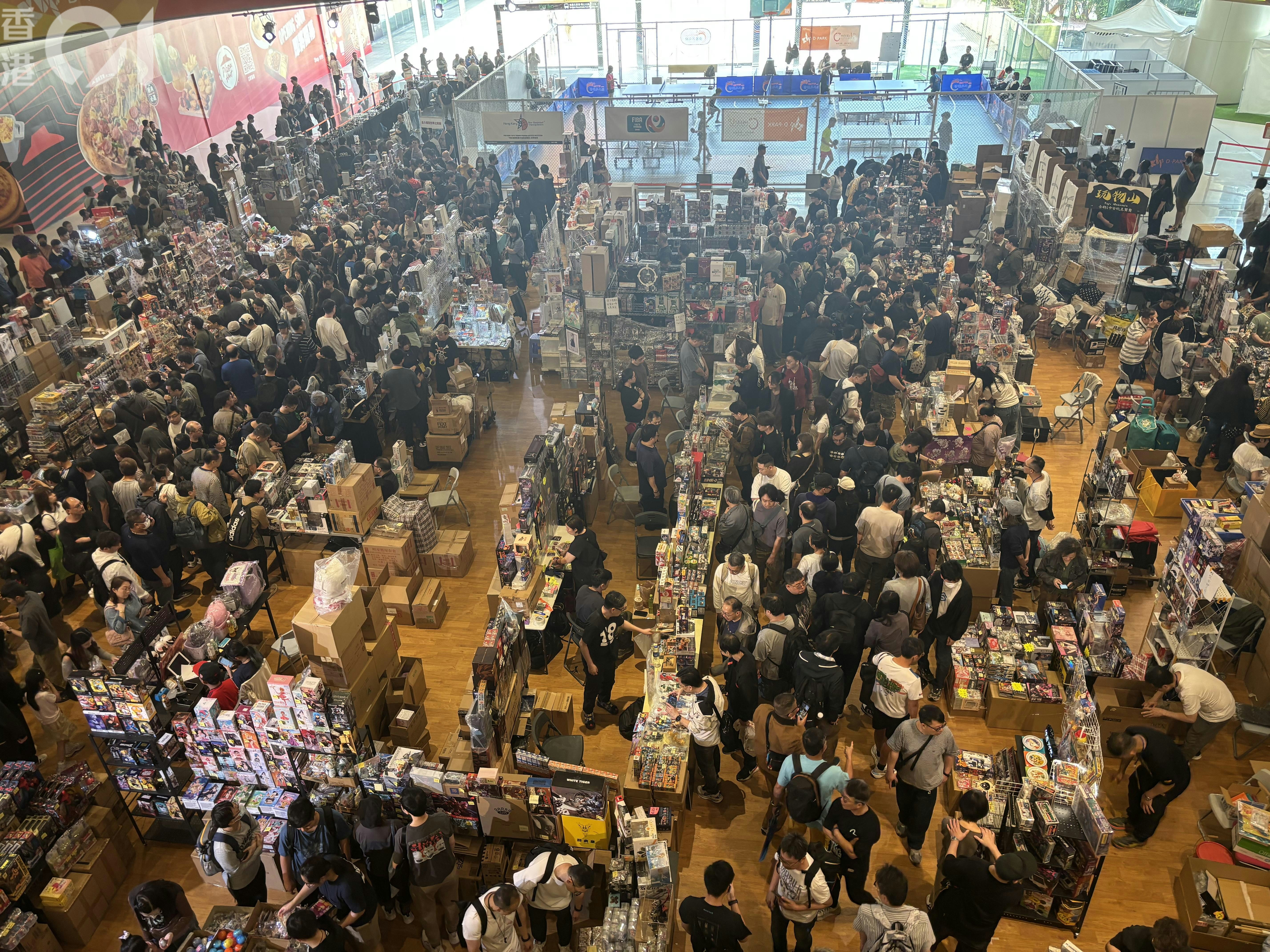 荃灣愉景新城在周五（20日）起一連三日舉辦玩具祭，出售動漫模型、玩偶等產品，今午會場人山人海。（董素琛攝）