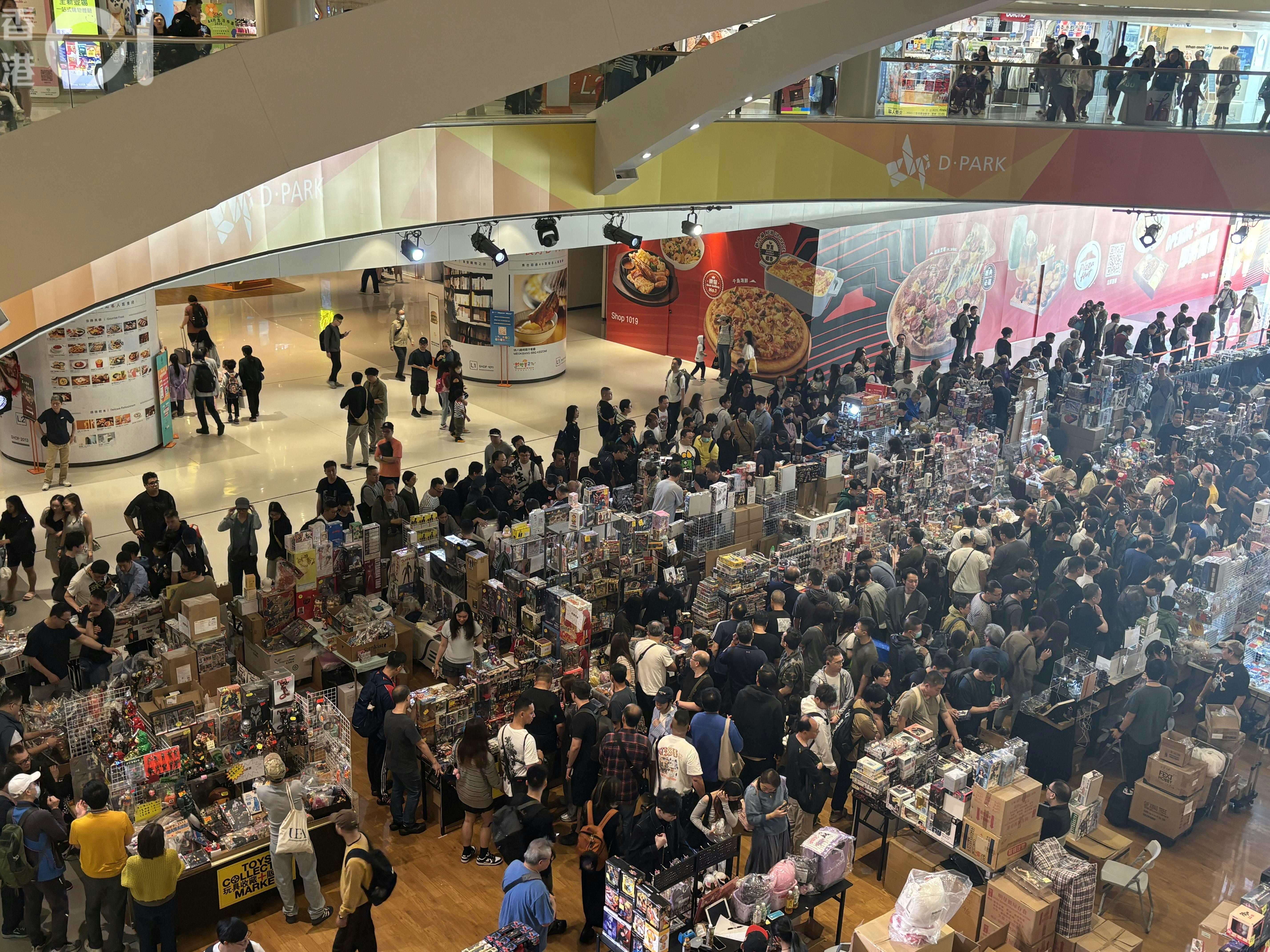 荃灣愉景新城在3月20日起一連三日舉辦玩具祭，出售動漫模型、玩偶等產品，今午會場人山人海。（董素琛攝）