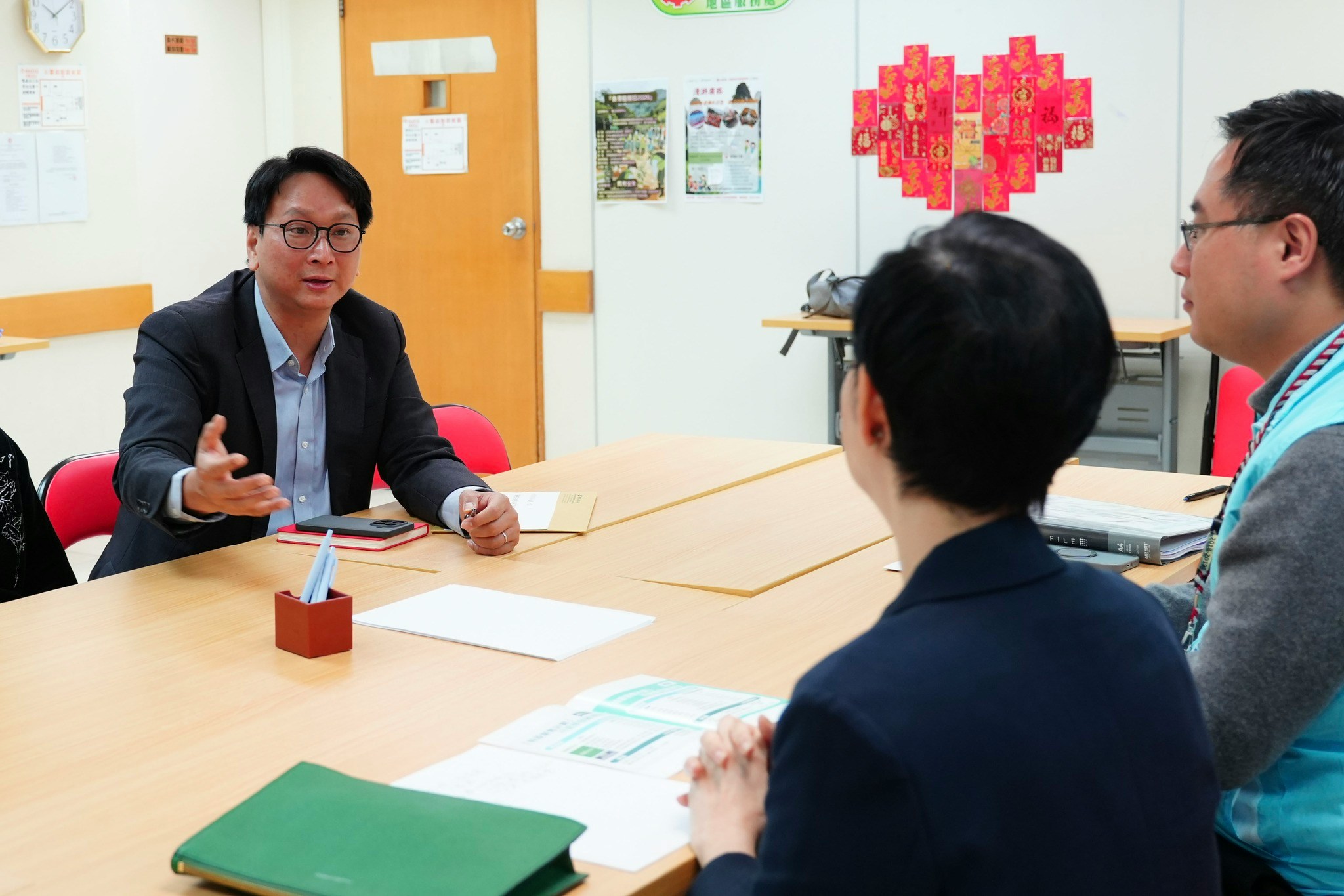 鄧家彪向局方提交了有關宏志閣業主的資料，並安排了三位宏志閣業主與何永賢會面。（何永賢Facebook圖片）