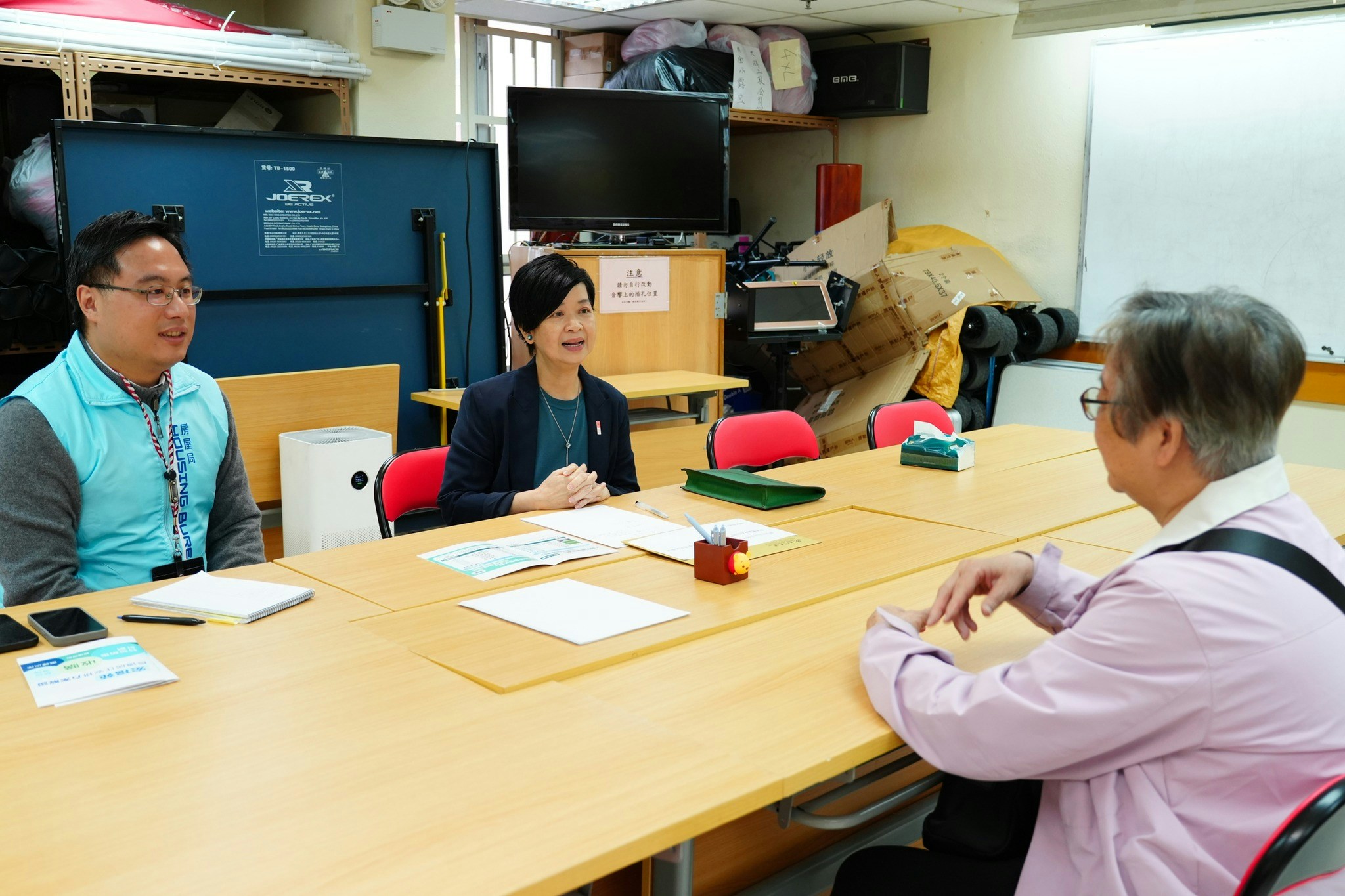 鄧家彪向局方提交了有關宏志閣業主的資料，並安排了三位宏志閣業主與何永賢會面。（何永賢Facebook圖片）