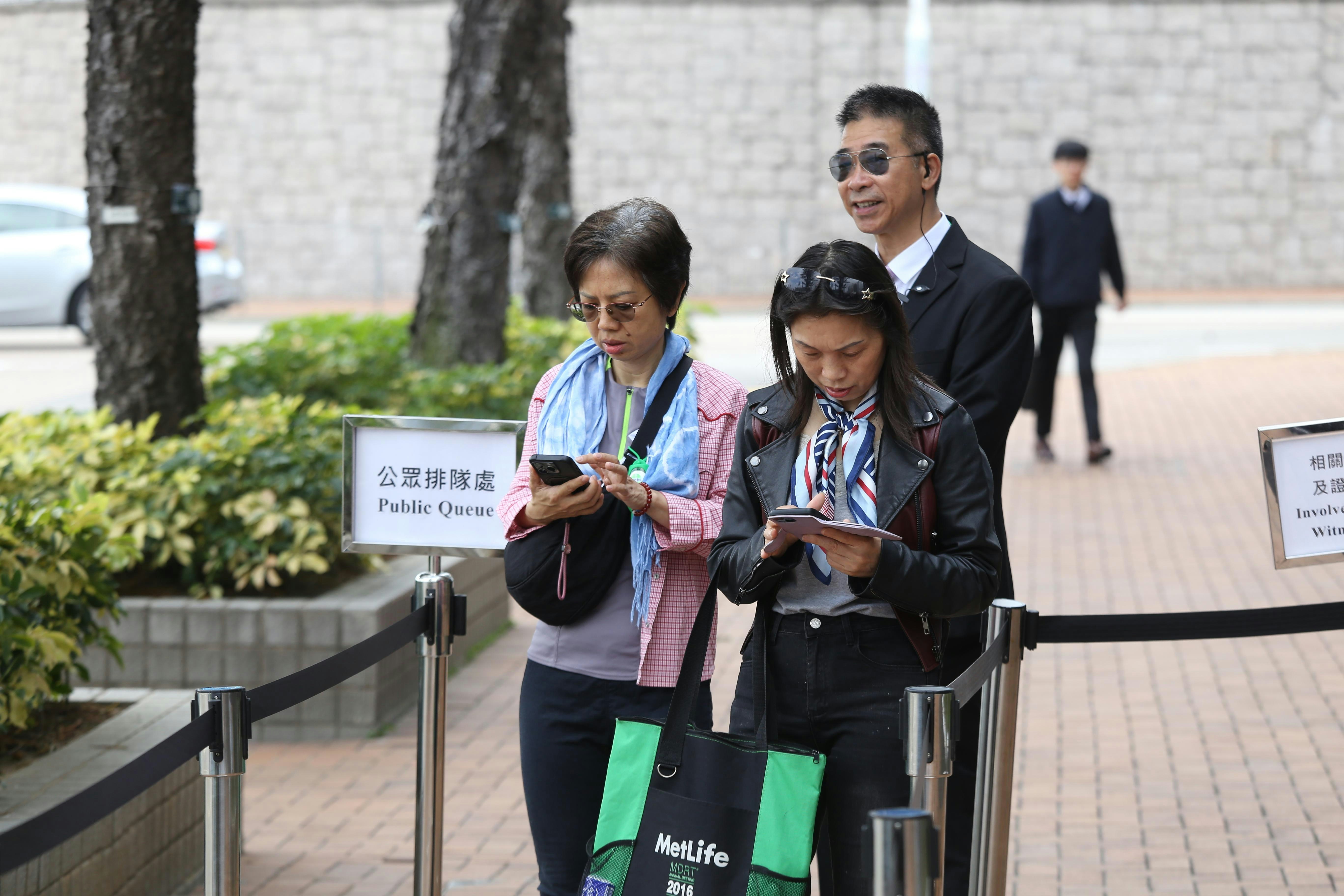 今日（24日）是宏福苑大火首輪第三場聽證會，陸續有宏福苑居民及相關機構人士到展城館出席。（翁鈺輝攝）
