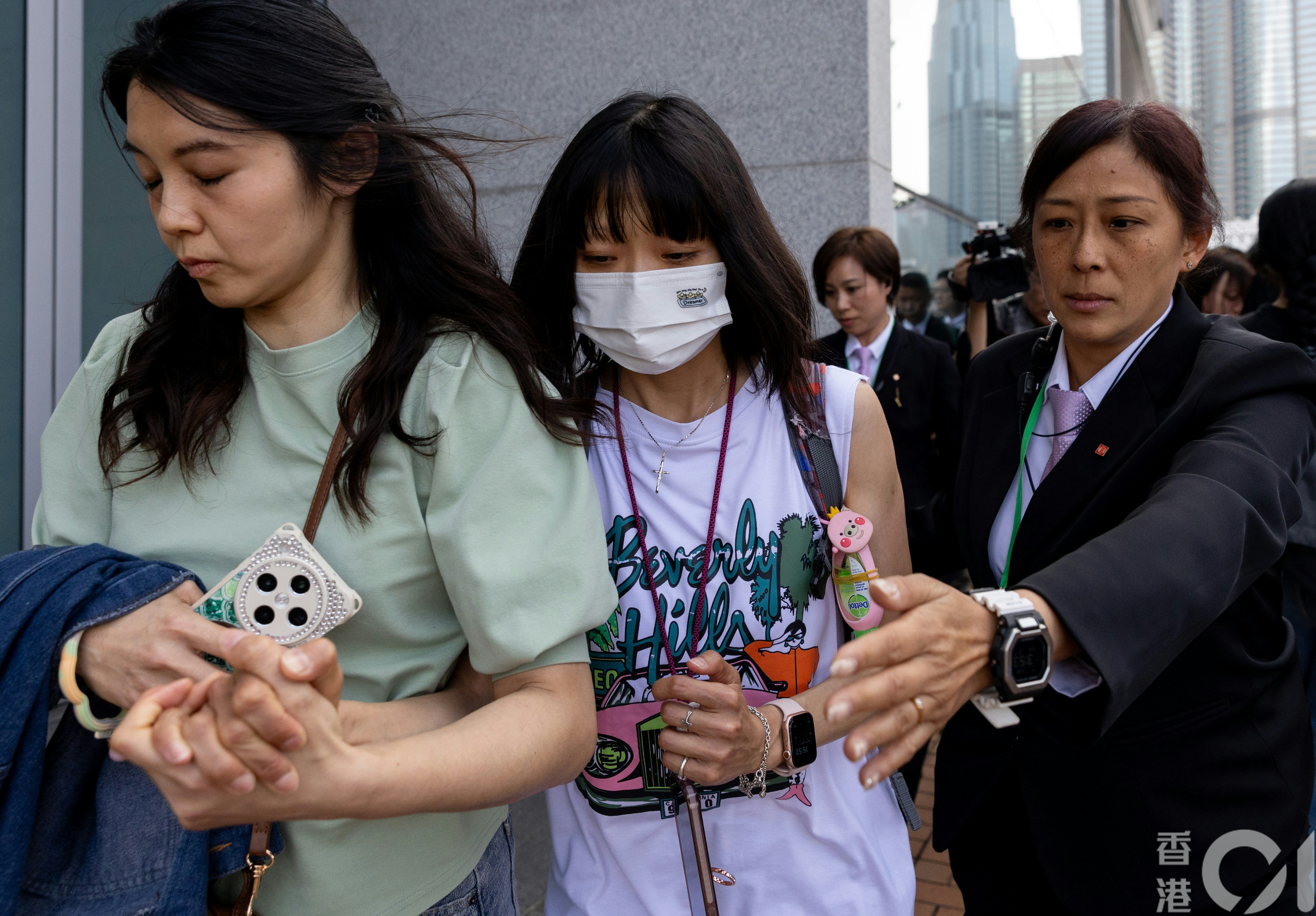 (圖中)宏昌閣居民高以蕾作表示,自覺幸運逃走,也很後悔無拍到門。(夏家朗攝) (圖中)宏昌閣居民高以蕾作表示,自覺幸運逃走,也很後悔無拍到門。(夏家朗攝)