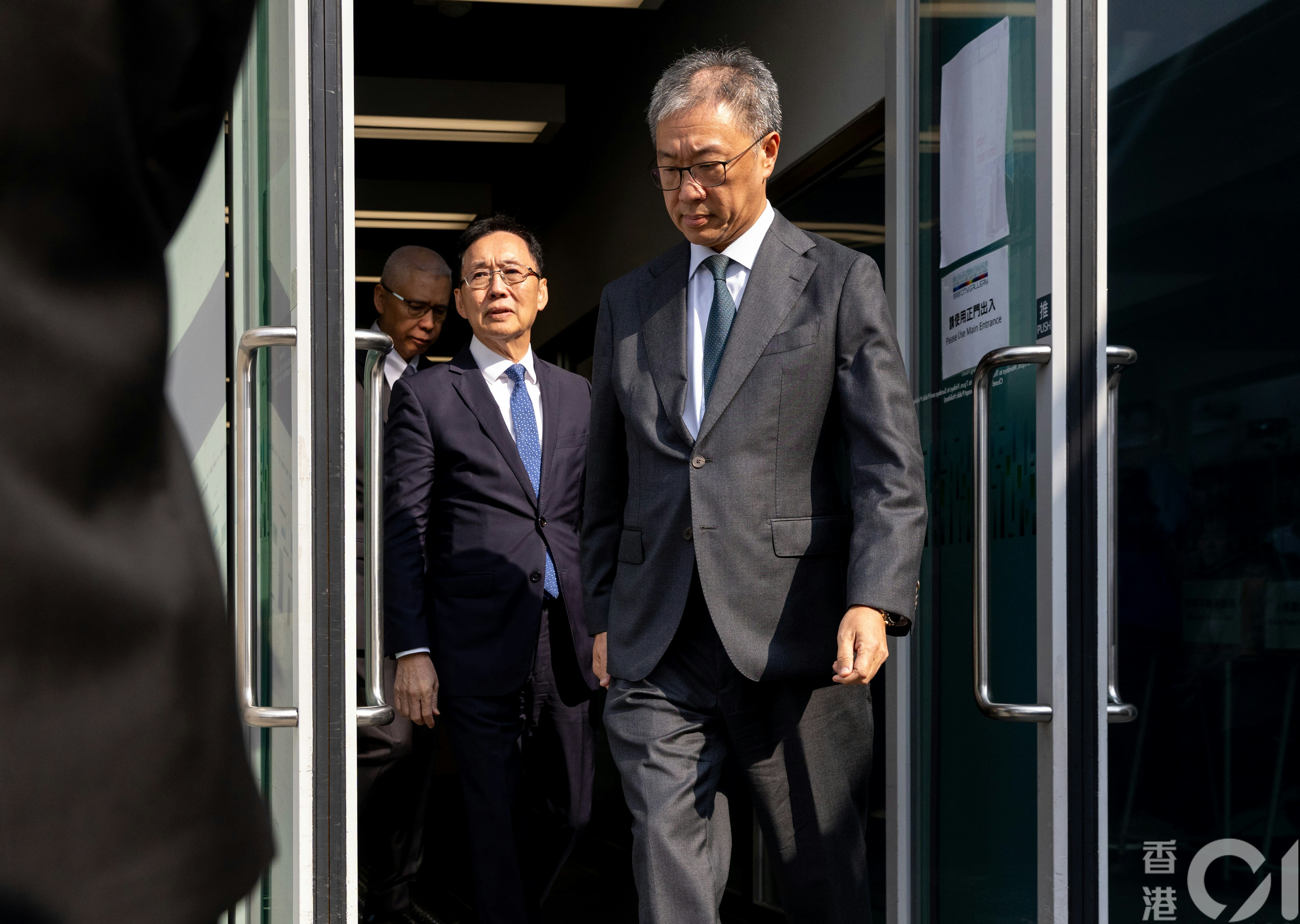 大埔宏福苑火災獨立委員會3月24日舉行首輪第三場聽證會。圖右一為委員會主席陸啟康。（夏家朗攝）