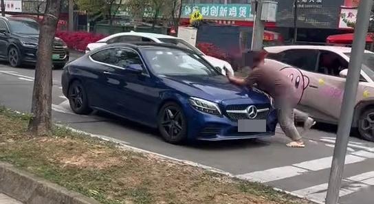據指逃逸的BENZ車主已被尋獲，遭當局行政拘留14天。（Facebook群組「車cam L（香港群組）)