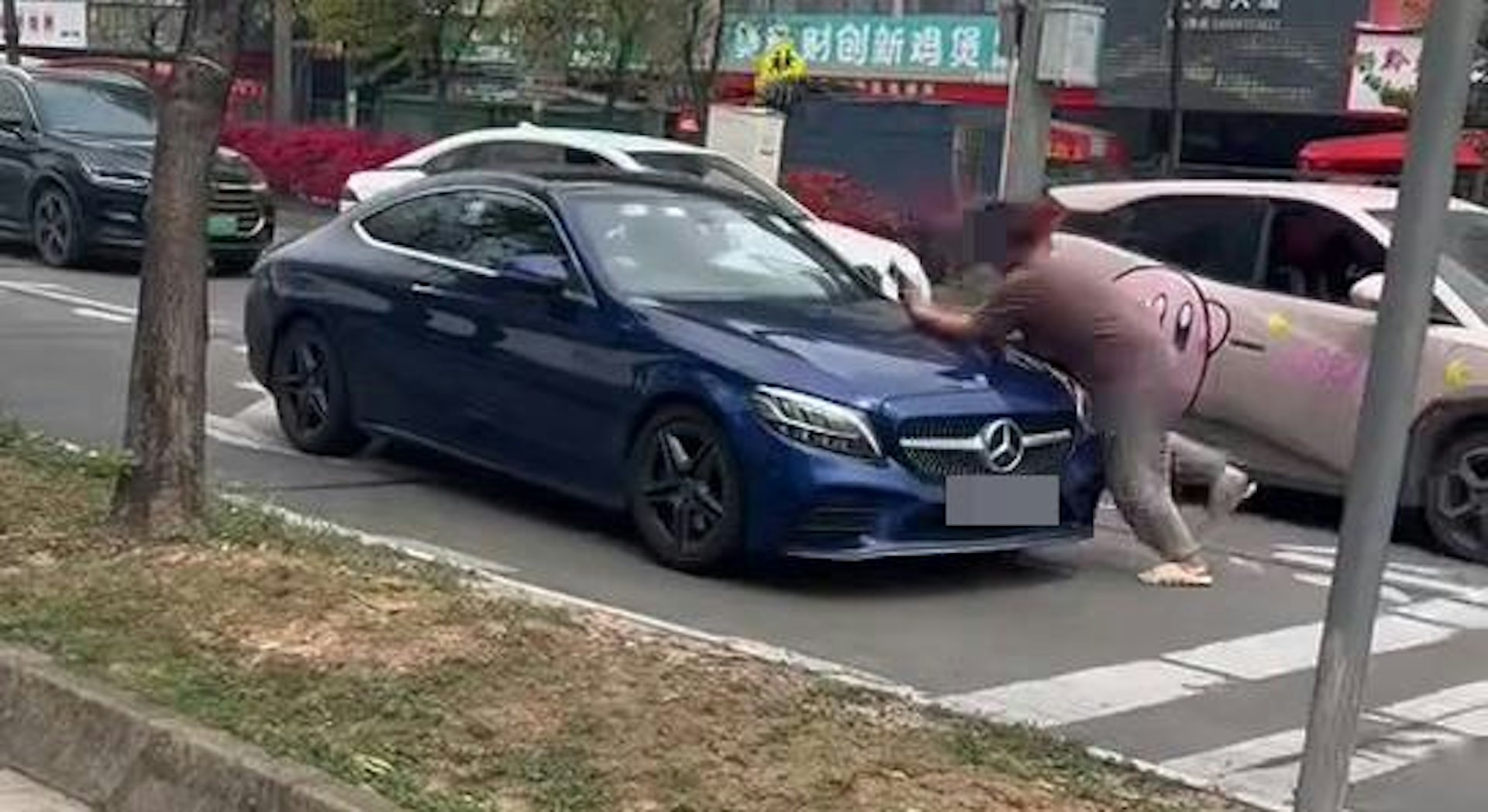 據指逃逸的BENZ車主已被尋獲,遭當局行政拘留14天。(Facebook群組「車cam L(香港群組))
