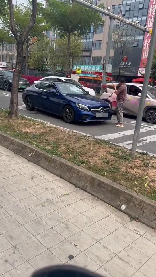 BENZ私家車司機踩油門開車撞到比亞迪男司機，傳出嘭聲巨響。（Facebook群組「車cam L（香港群組）)