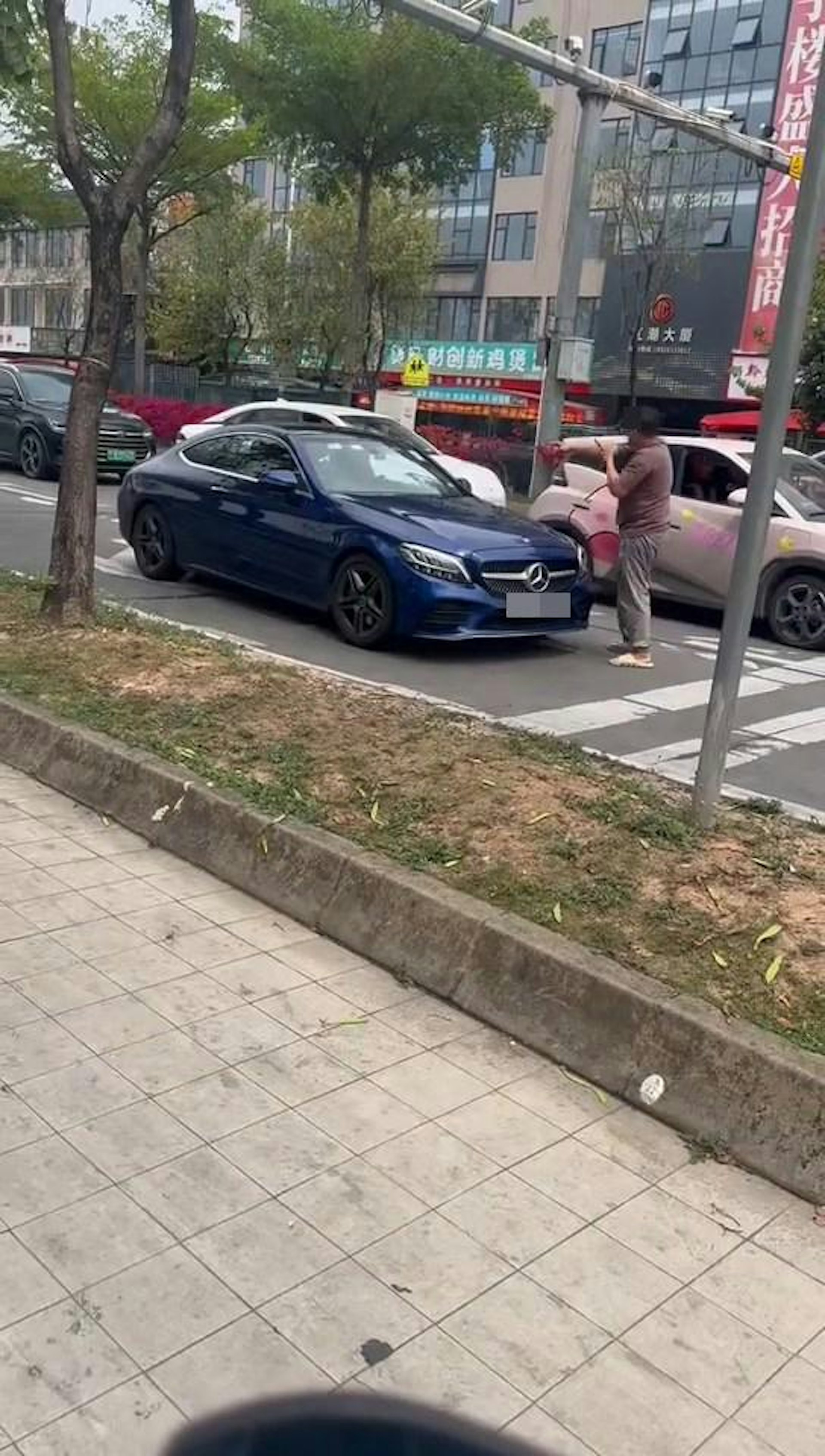 BENZ私家車司機踩油門開車撞到比亞迪男司機,傳出嘭聲巨響。(Facebook群組「車cam L(香港群組))