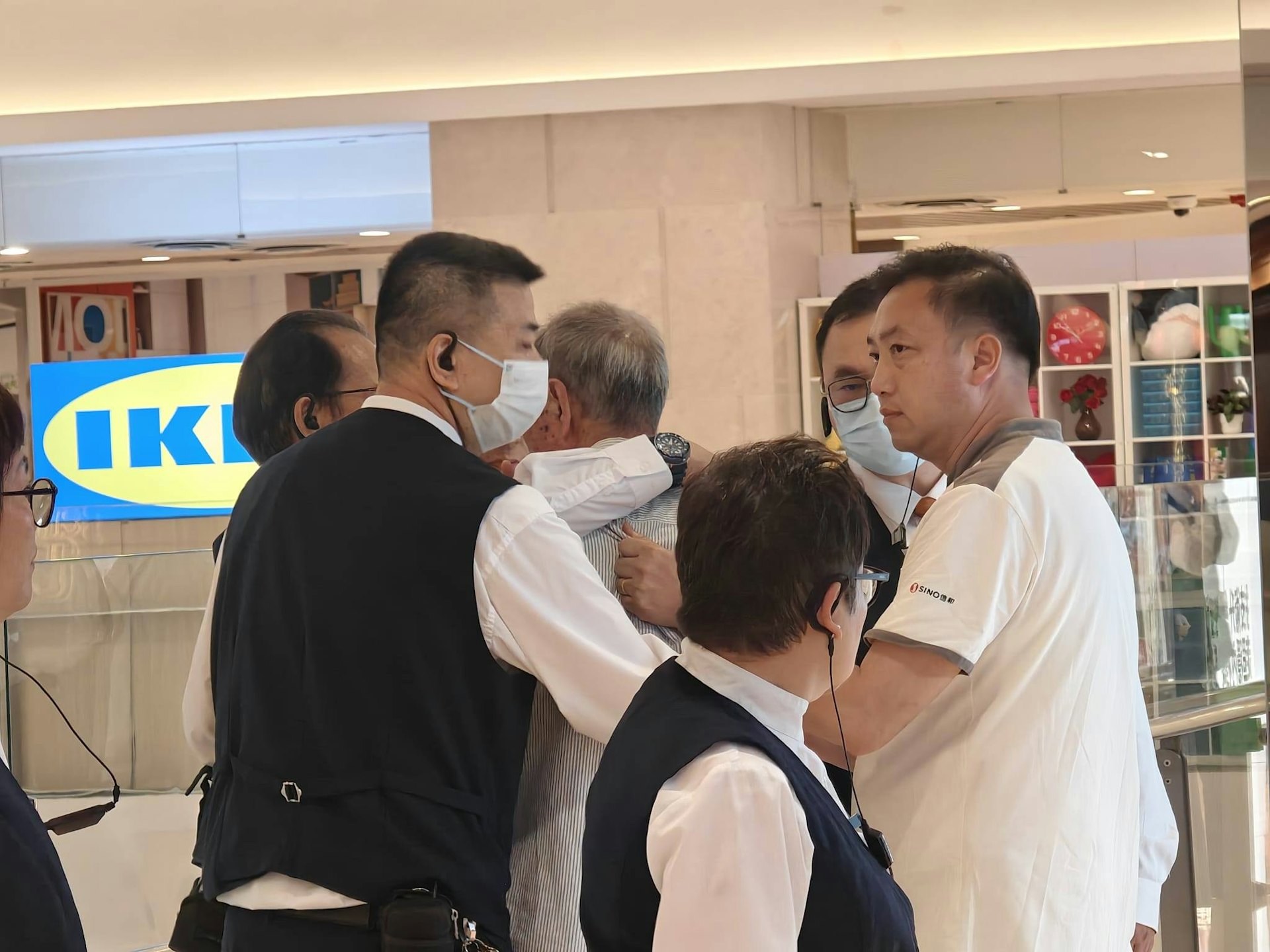 一對夫婦在屯門市廣場企圖跳樓,大批保安趕至制止。(FB/屯門友)