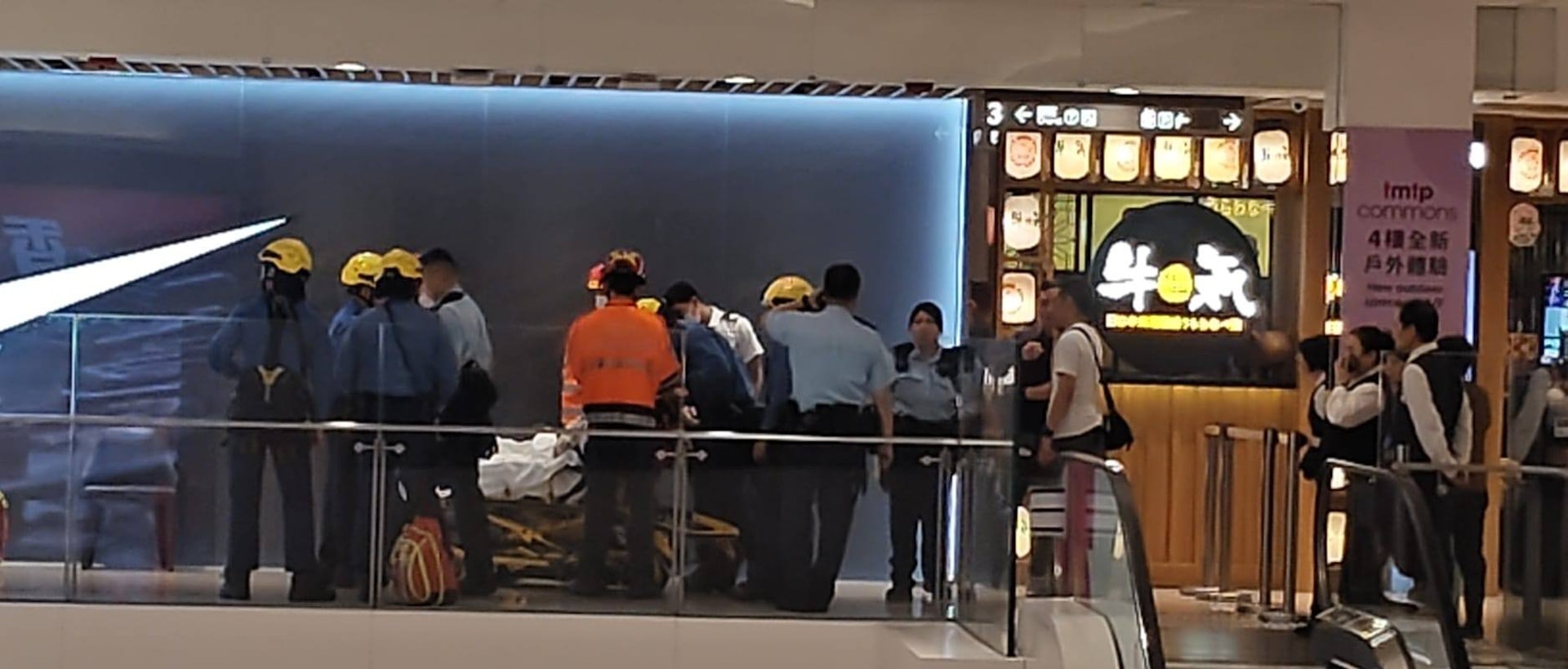 網上圖片可見,有大批消防、救護及警員到場施援。(FB/屯門友)