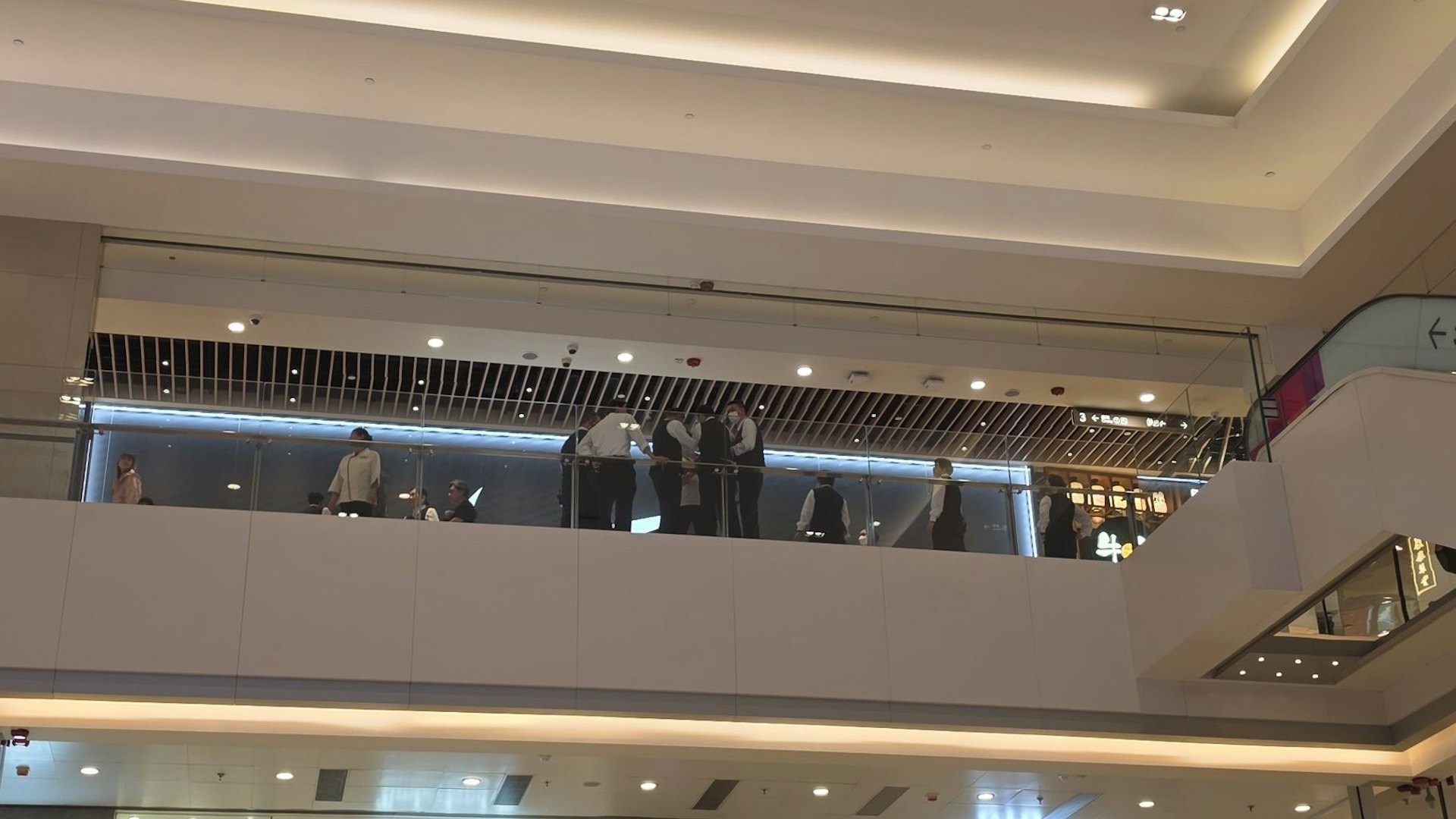 屯門市廣場一對夫婦企圖跳樓,有商場保安即時制止。(FB/安定邨 Spirits Battle New Version)