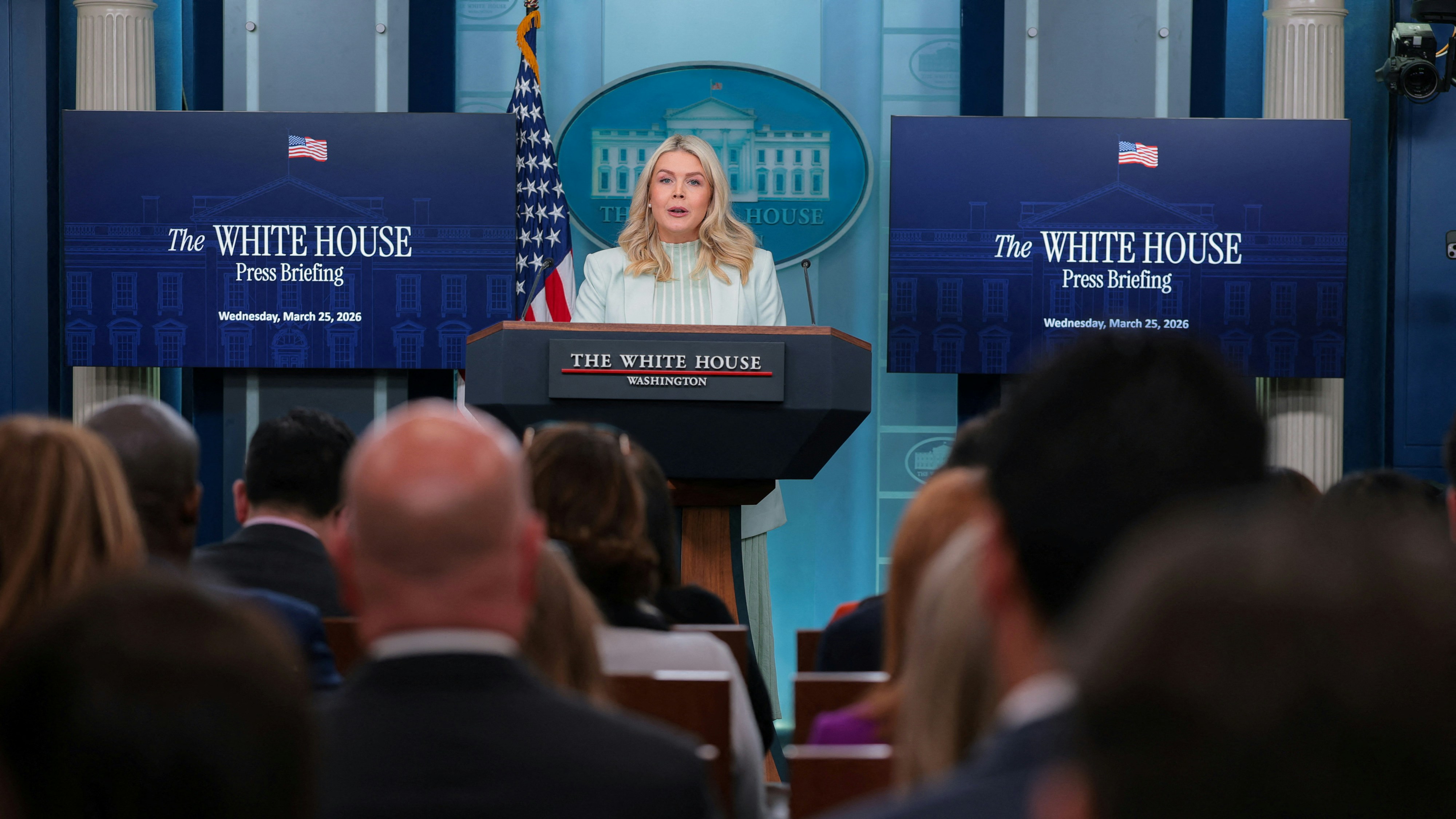 2026年3月25日，美國白宮發言人萊維特（Karoline Leavitt）在白宮舉行的記者會上發表演講。（Reuters）