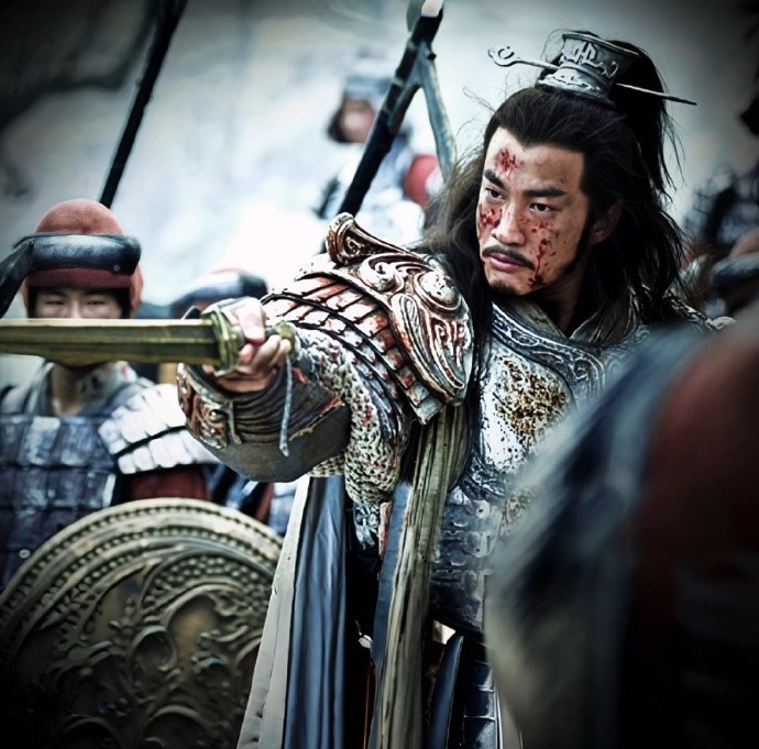 鏡頭前的何潤東滿面塵土與血污，完美呈現戰場上沙塵漫天的粗獷真實感。（《楚漢傳奇》劇照）