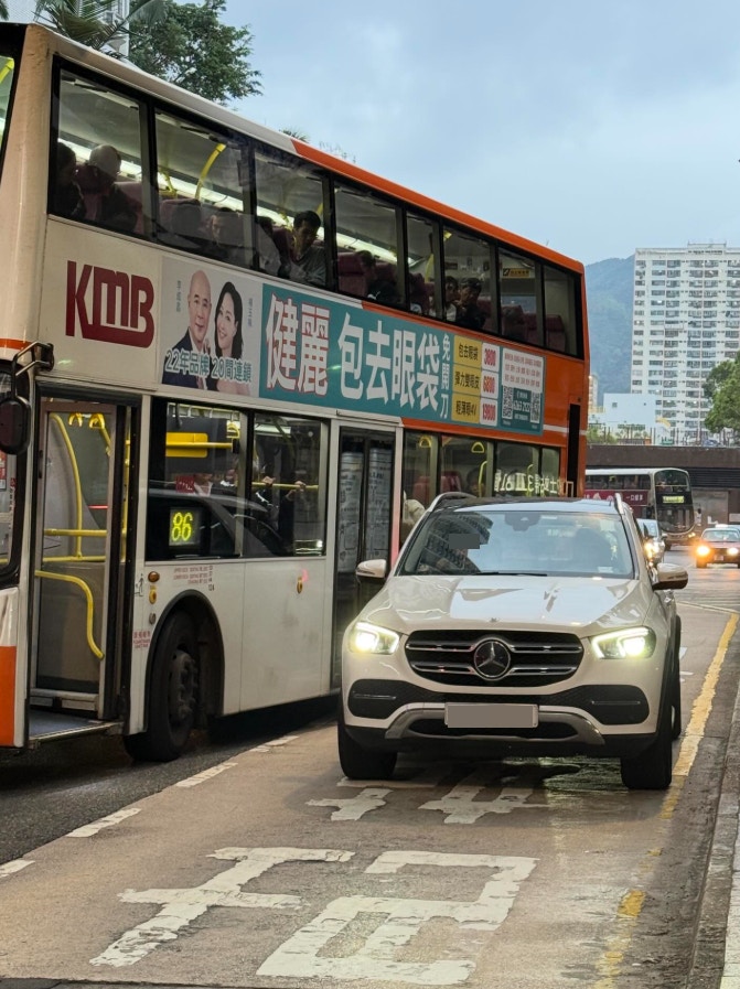 有Benz私家車違例停泊在巴士站阻塞通道，導致86號九巴無法埋站。（Threads@2xchingx2）