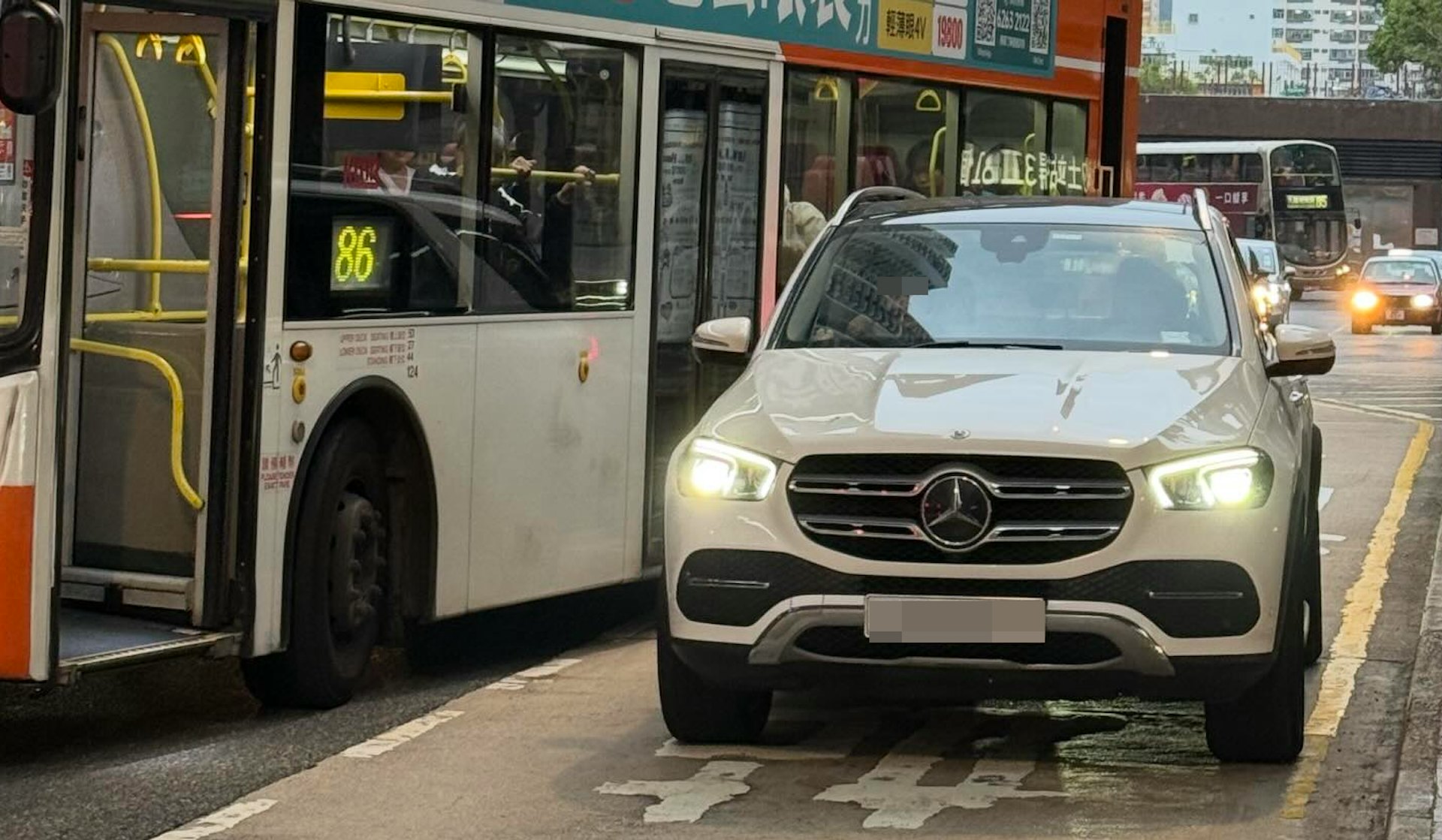 有Benz私家車違例停泊在巴士站阻塞通道,導致86號九巴無法埋站。(Threads@2xchingx2)