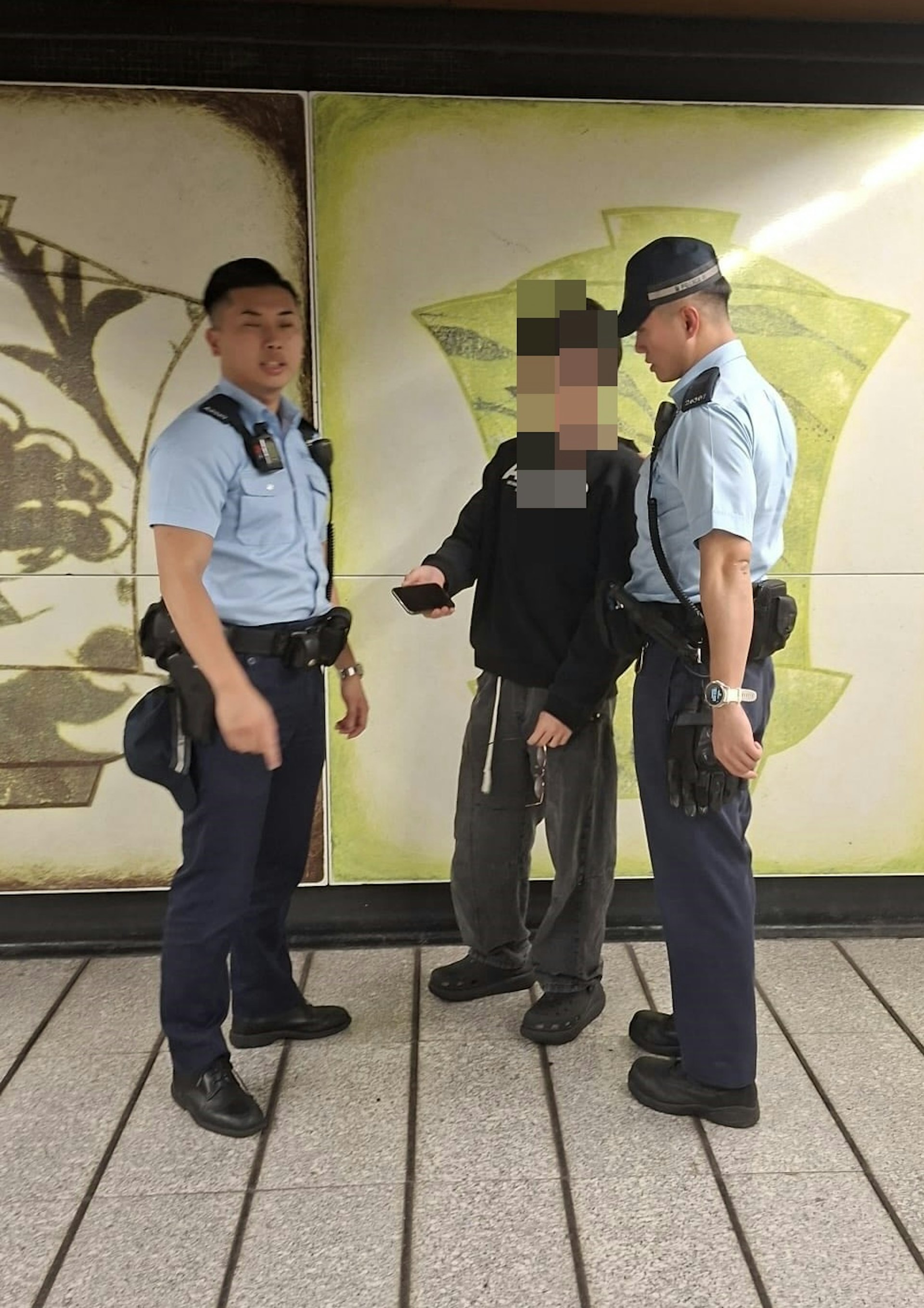 身穿黑色衫的疑人,隨後由警員押走。(網上圖片)