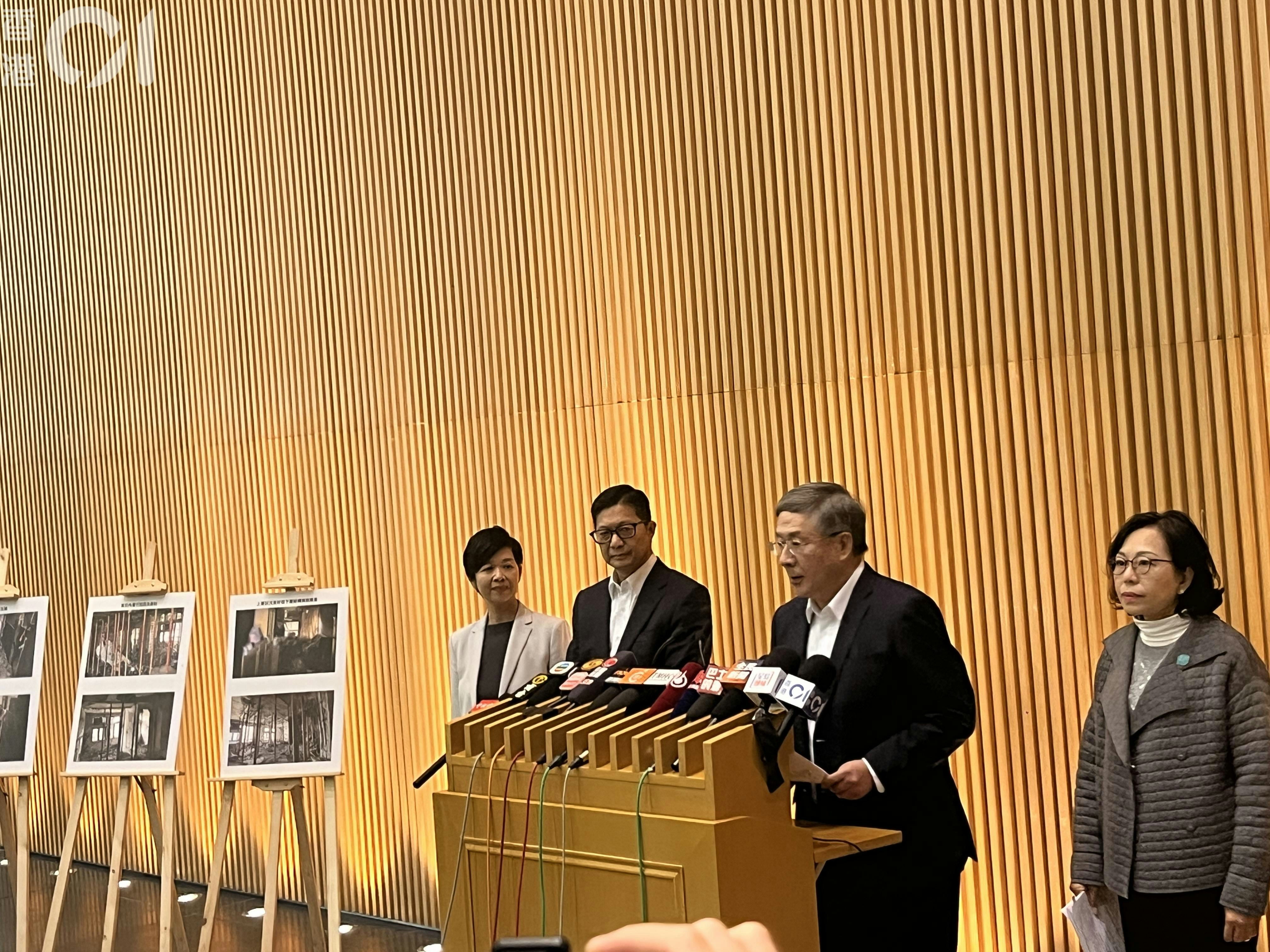 政務司副司長卓永興今日(27日)表示,將於4月20日至5月4日分三輪安排宏志閣以外的7座大廈居民上樓執拾個人物品。(賴卓盈攝) 政務司副司長卓永興今日(27日)表示,將於4月20日至5月4日分三輪安排宏志閣以外的7座大廈居民上樓執拾個人物品。(賴卓盈攝)