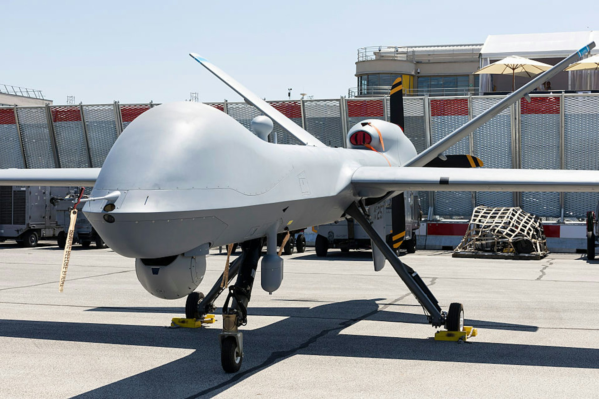 2025年6月18日,在巴黎航展期間,圖為美國空軍一架由通用原子公司製造的MQ-9「死神」無人機在勒布爾熱機場(Le Bourget Airport)的停機坪上展出。(Getty) 2025年6月18日,在巴黎航展期間,圖為美國空軍一架由通用原子公司製造的MQ-9「死神」無人機在勒布爾熱機場(Le Bourget Airport)的停機坪上展出。(Getty)