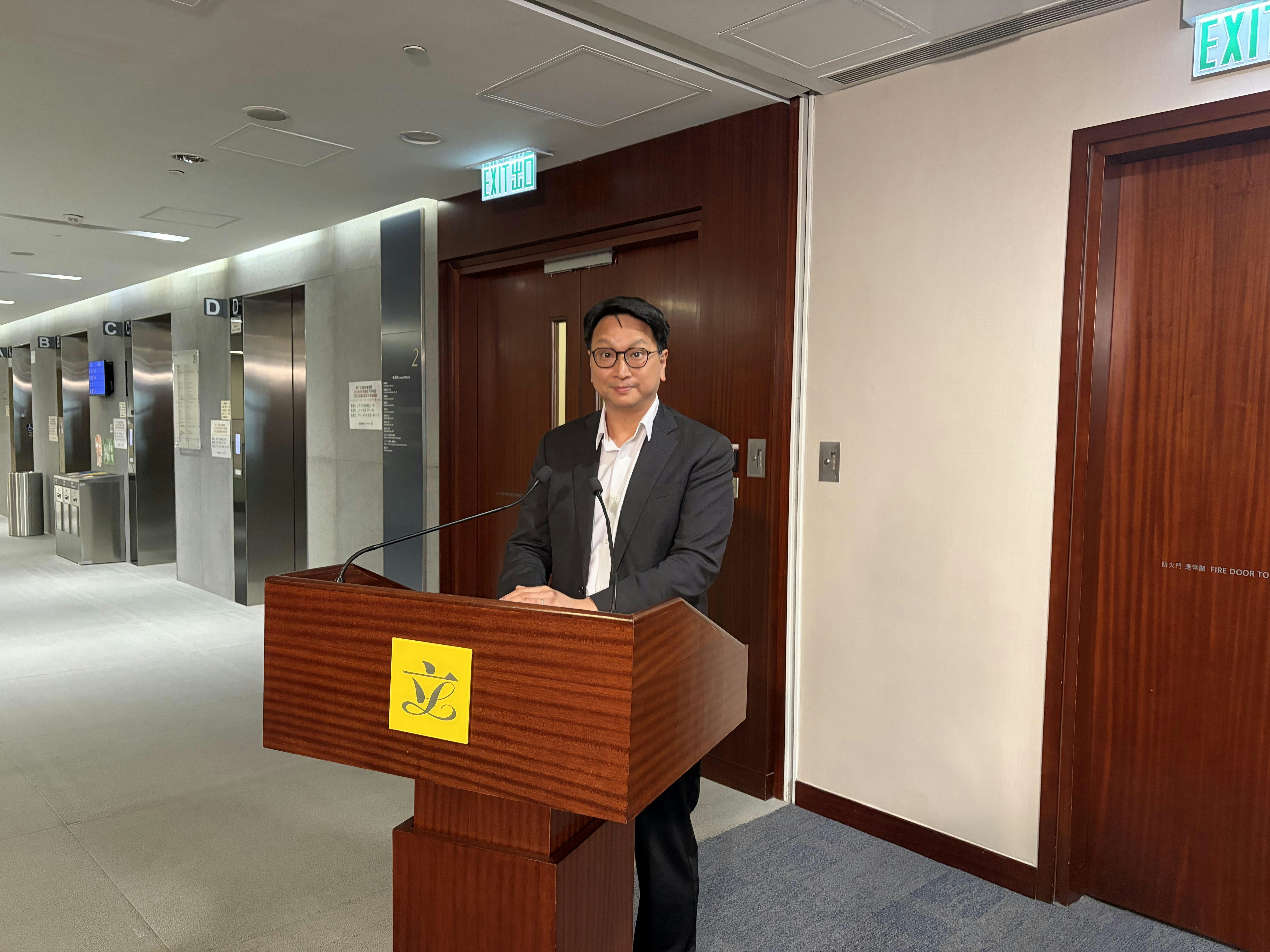 宏福苑|居民上樓執拾未包宏志閣 鄧家彪:宏志居民盼可看齊安排 宏福苑|居民上樓執拾未包宏志閣 鄧家彪:宏志居民盼可看齊安排