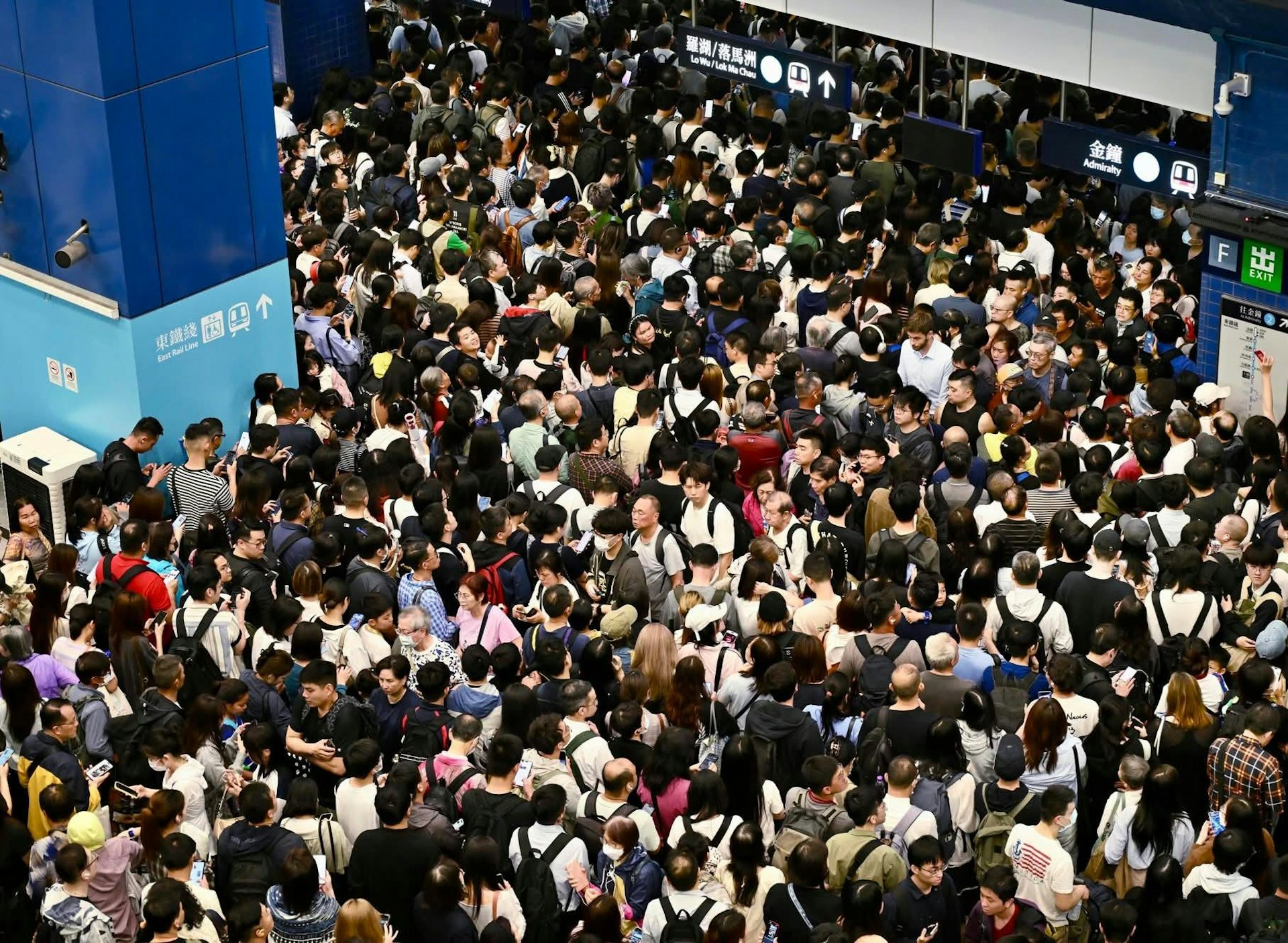 大圍站「逼爆」,人山人海。(網民 Yuki Ng)