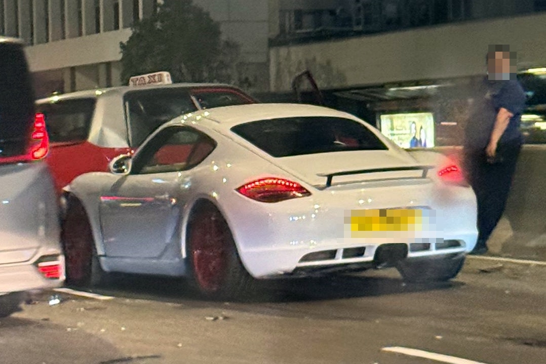 一輛保時捷跑車與兩的士相撞，3人傷。(網上圖片)