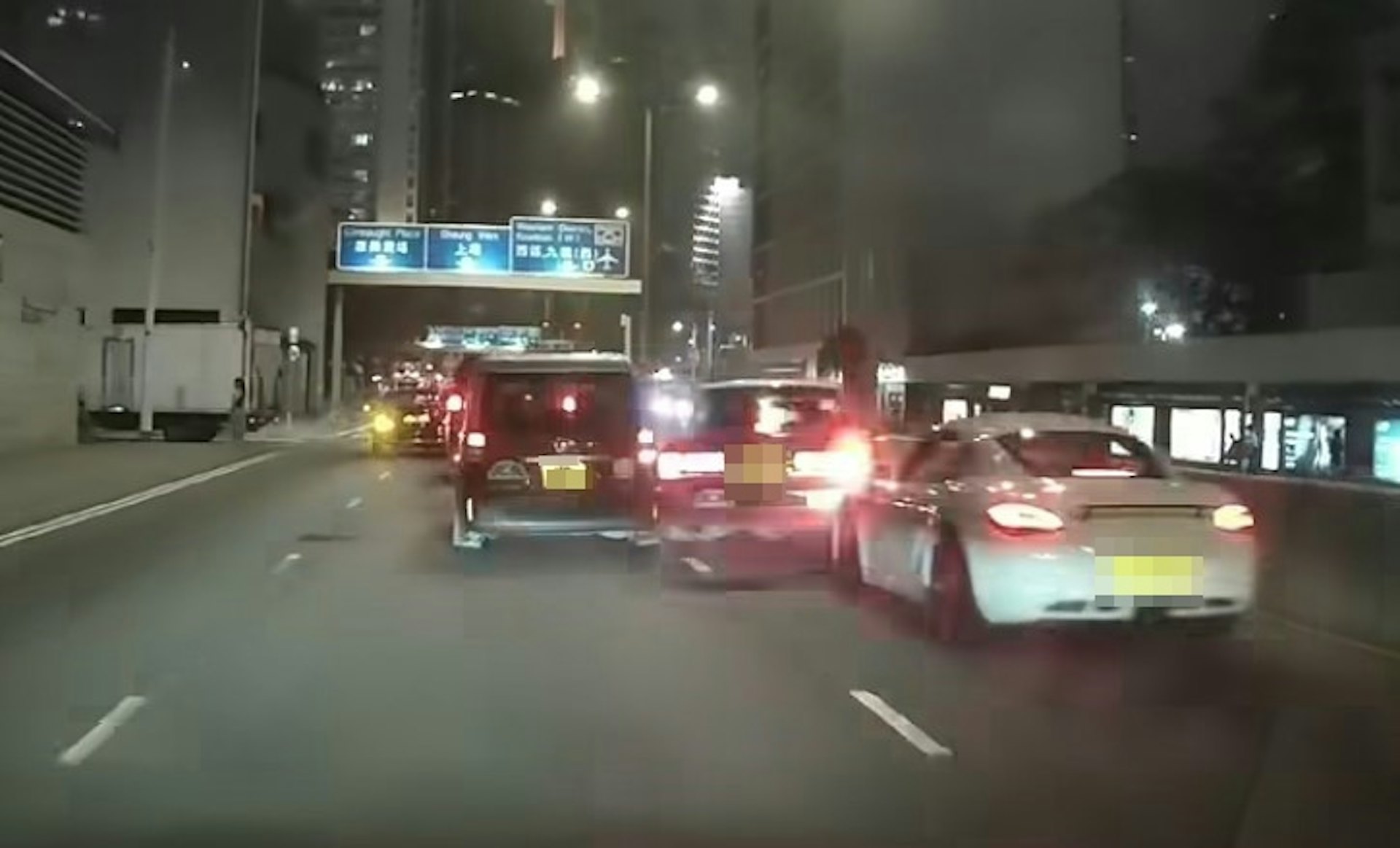(連環圖)舊款四座的士原本打左燈及切入中線,發現前方小露寶的士停下,隨即切往快線。於快線駛至的保時捷收掣不及,將四座的士撞橫及推前約10米。(網片截圖)