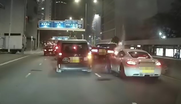 (連環圖)舊款四座的士原本打左燈及切入中線，發現前方小露寶的士停下，隨即切往快線。於快線駛至的保時捷收掣不及，將四座的士撞橫及推前約10米。(網片截圖)