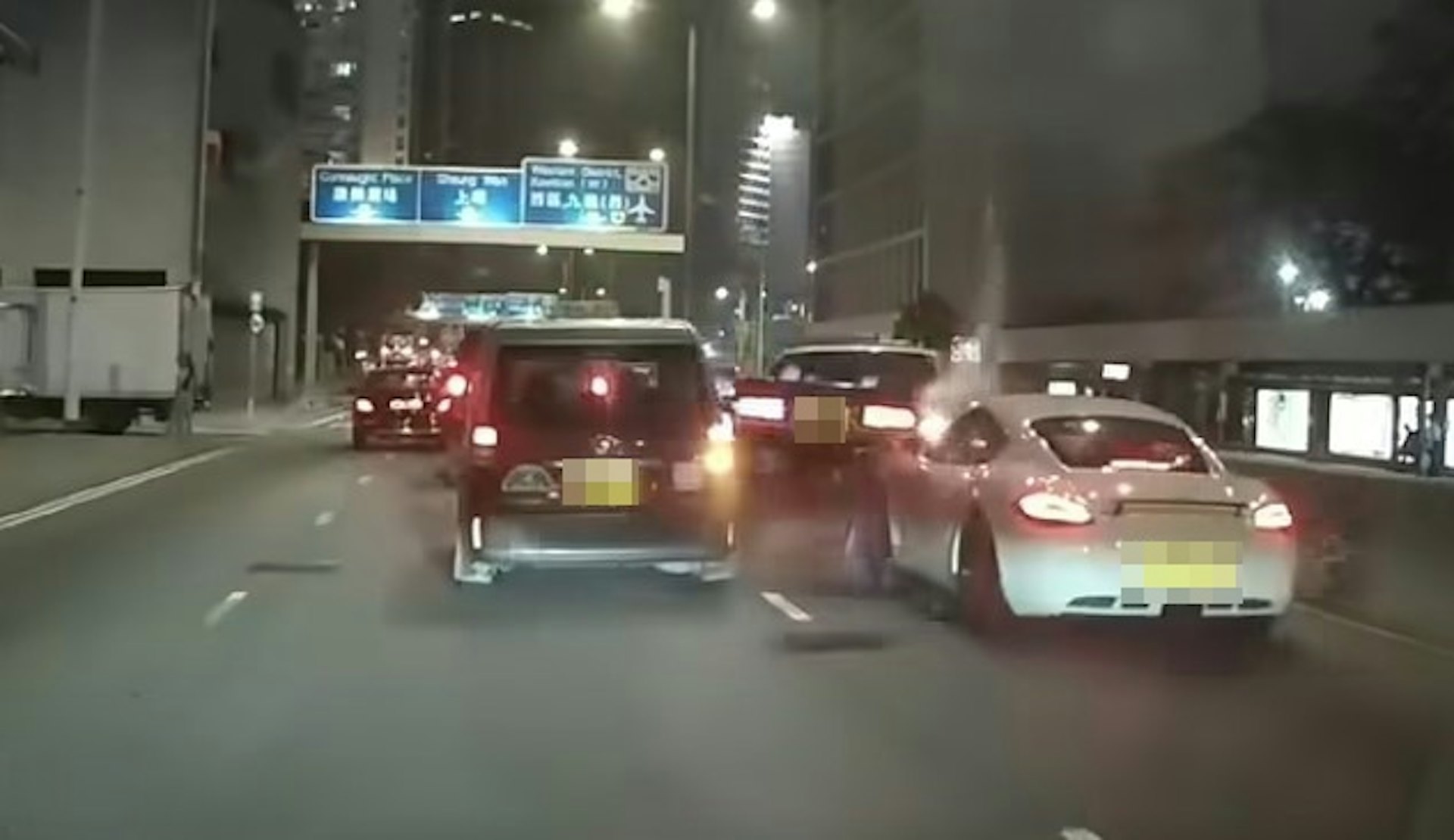 (連環圖)舊款四座的士原本打左燈及切入中線,發現前方小露寶的士停下,隨即切往快線。於快線駛至的保時捷收掣不及,將四座的士撞橫及推前約10米。(網片截圖)