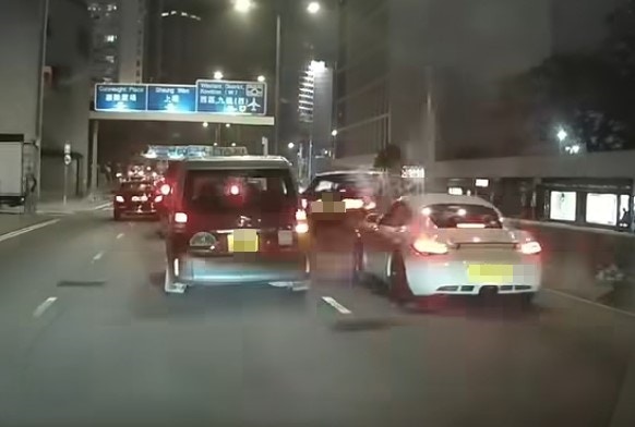 (連環圖)舊款四座的士原本打左燈及切入中線，發現前方小露寶的士停下，隨即切往快線。於快線駛至的保時捷收掣不及，將四座的士撞橫及推前約10米。(網片截圖)