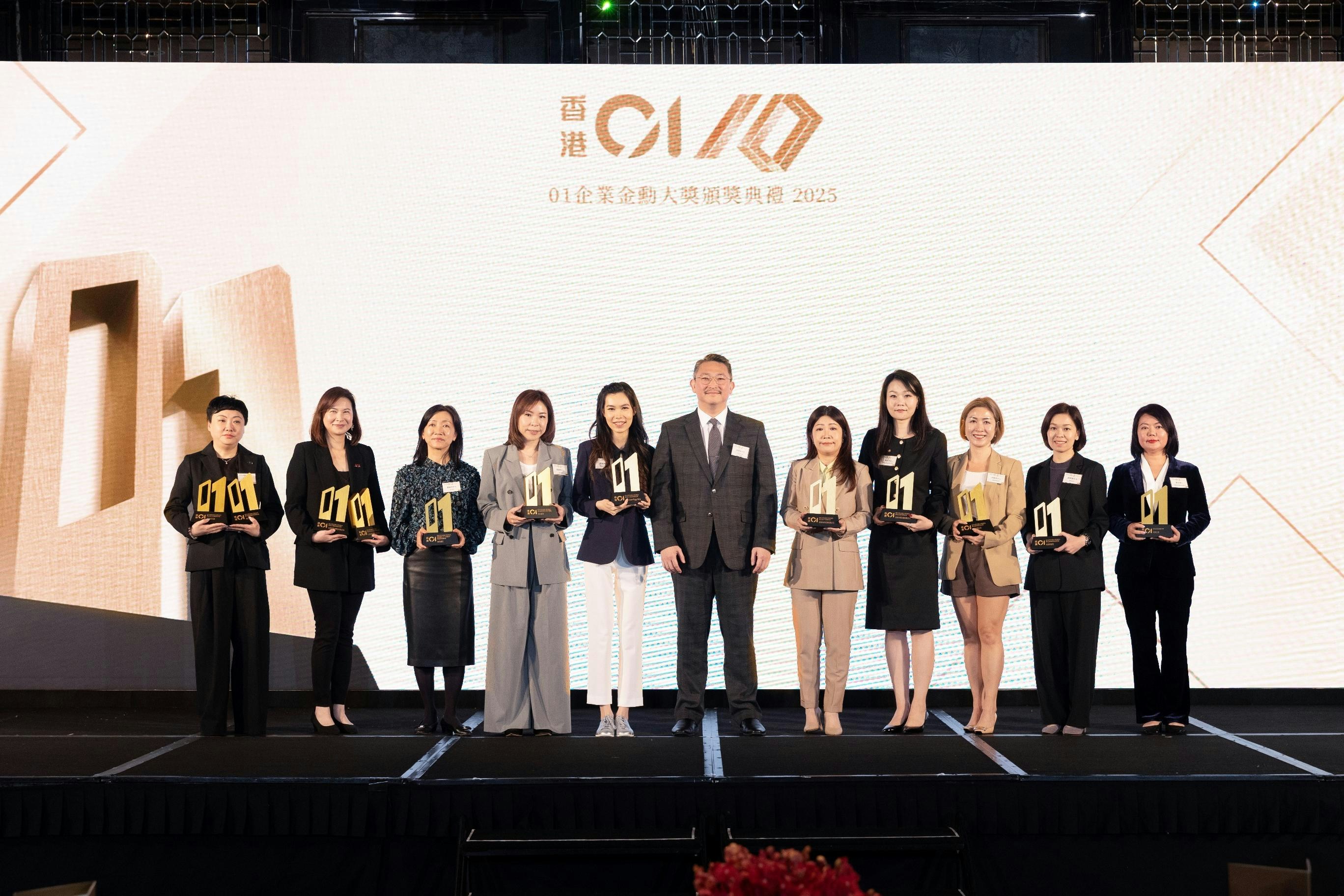 2026年3月20日，《香港01》舉辦第六屆「01企業金勳大獎」頒獎禮，得獎公司與評審一同合照。（《香港01》圖片）