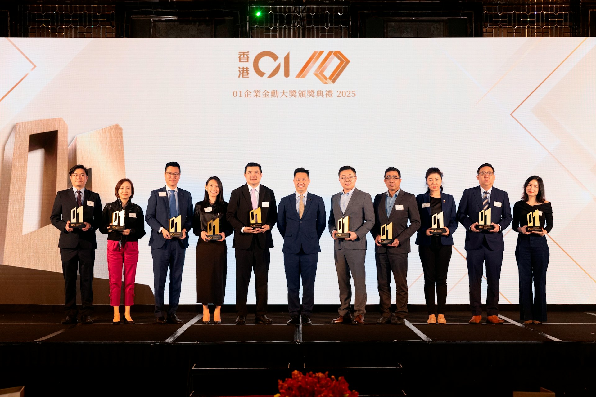 2026年3月20日,《香港01》舉辦第六屆「01企業金勳大獎」頒獎禮,得獎公司與評審一同合照。(《香港01》圖片)