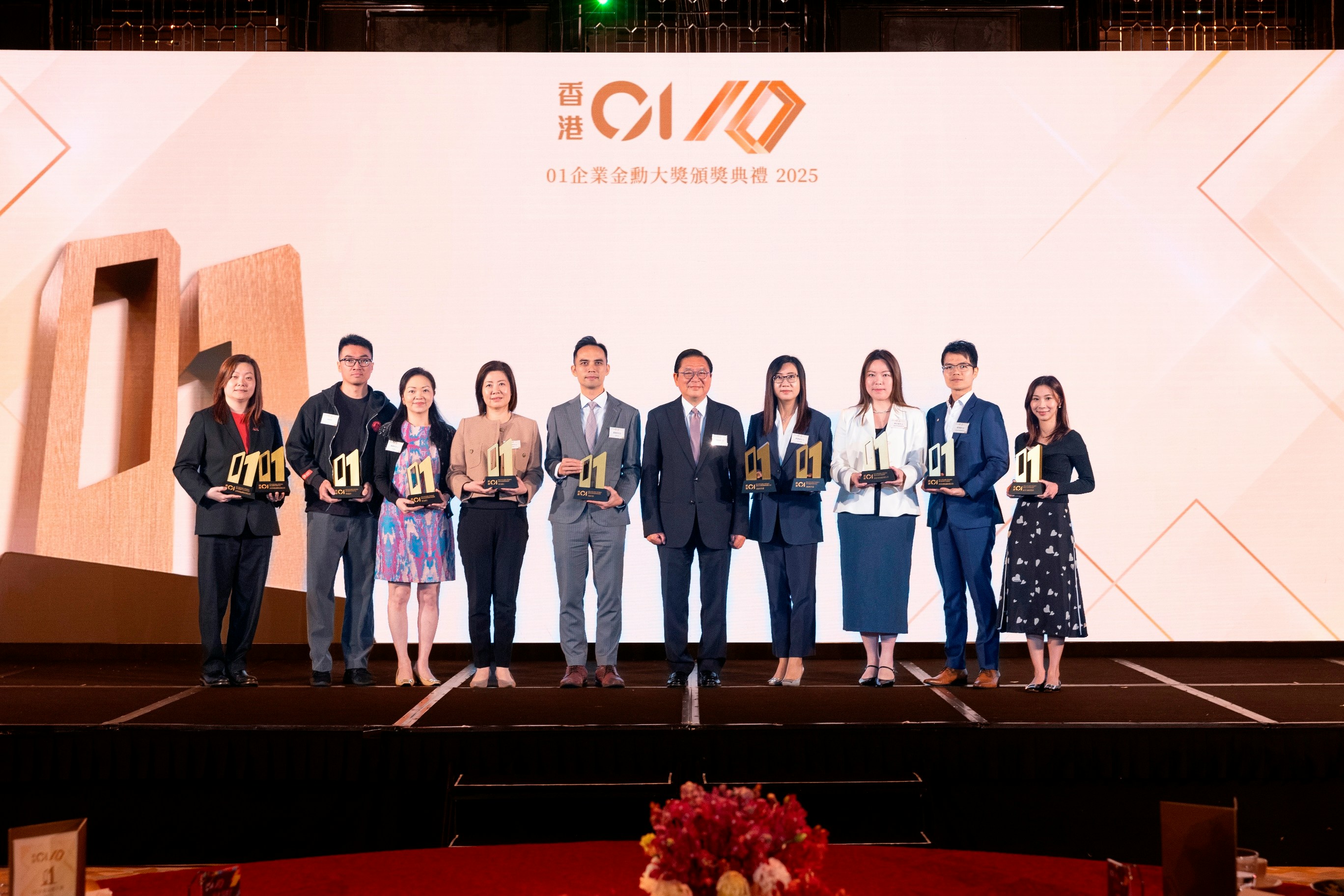 2026年3月20日，《香港01》舉辦第六屆「01企業金勳大獎」頒獎禮，行政會議非官守議員林健鋒（右五）頒獎予得獎公司代表。（《香港01》圖片）